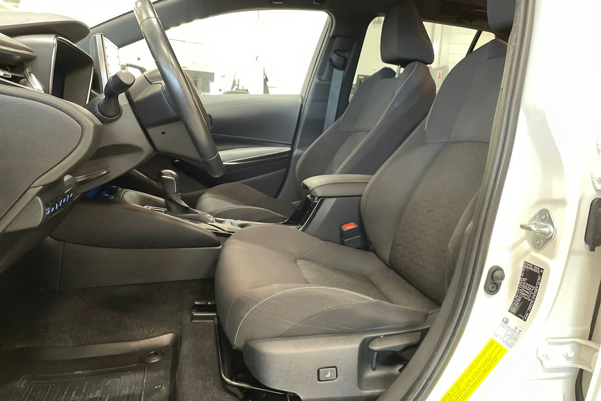 valkoinen Toyota Corolla 2020 kuva 14.