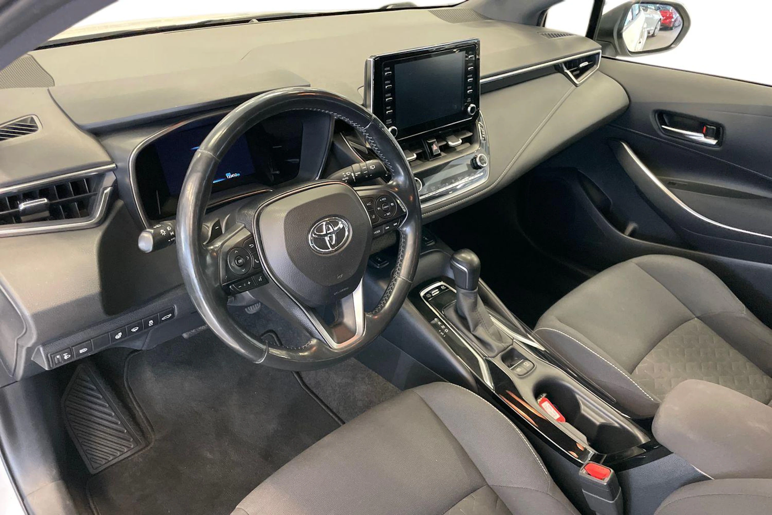 valkoinen Toyota Corolla 2020 kuva 6.