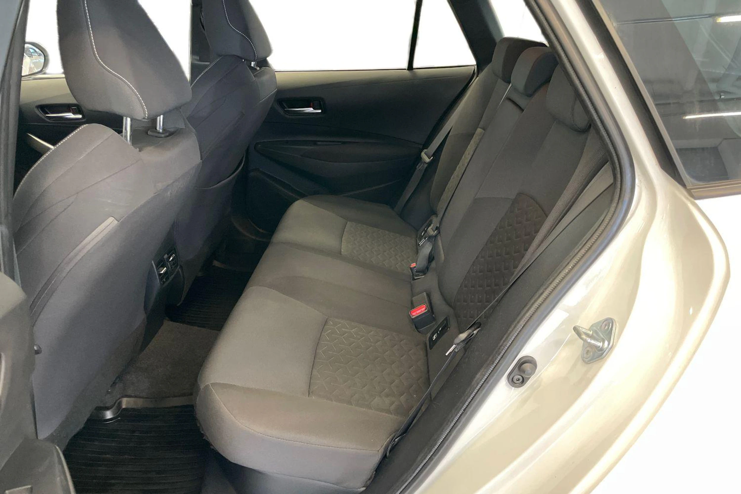 valkoinen Toyota Corolla 2020 kuva 8.