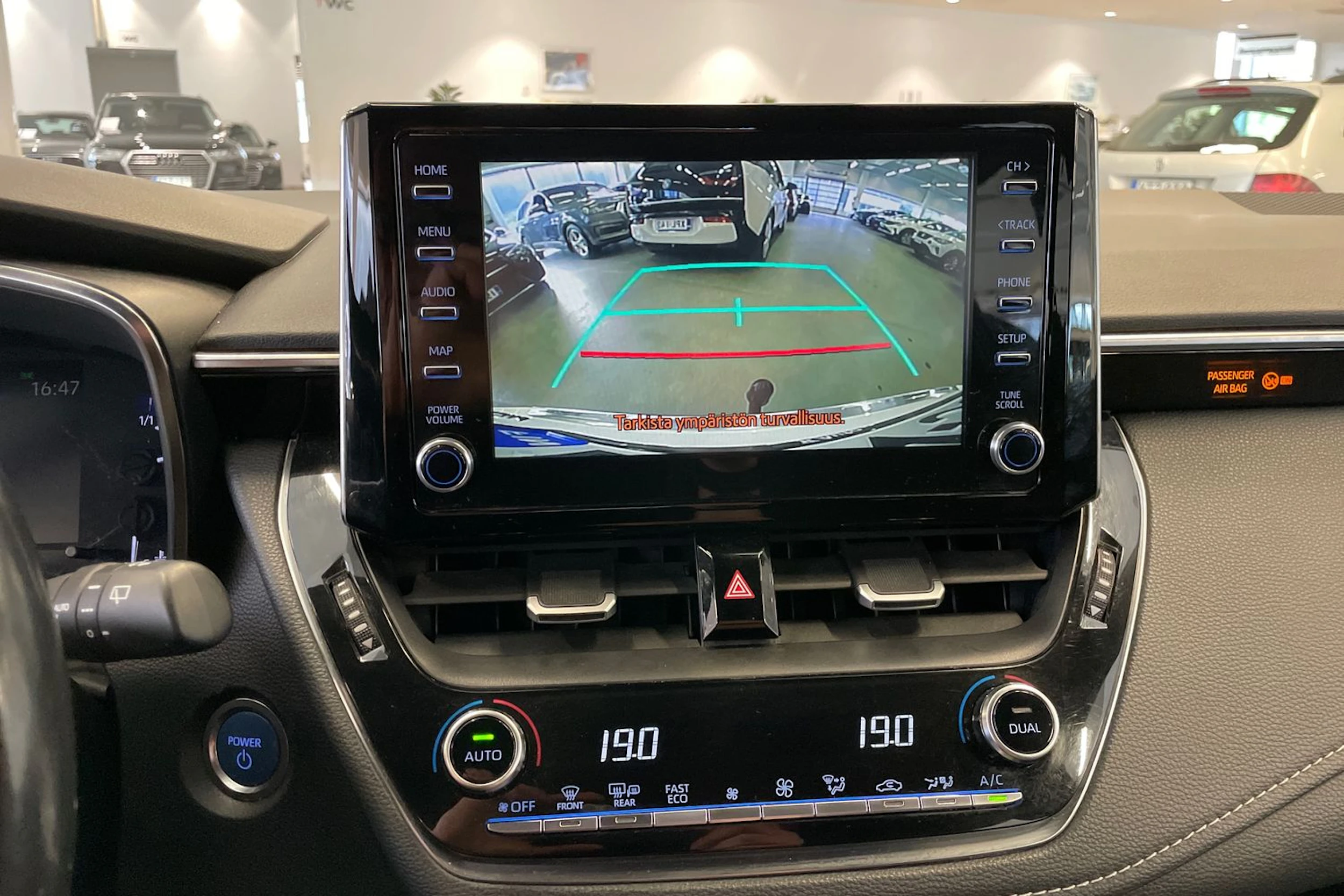 valkoinen Toyota Corolla 2020 kuva 15.