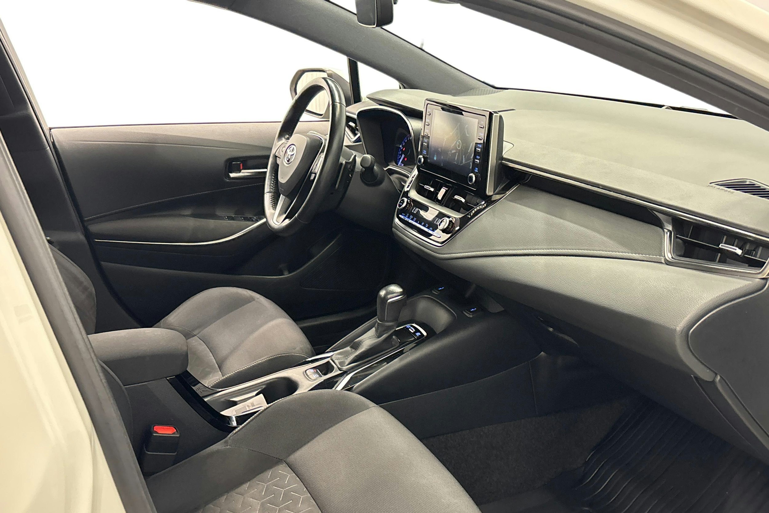 valkoinen Toyota Corolla 2020 kuva 10.