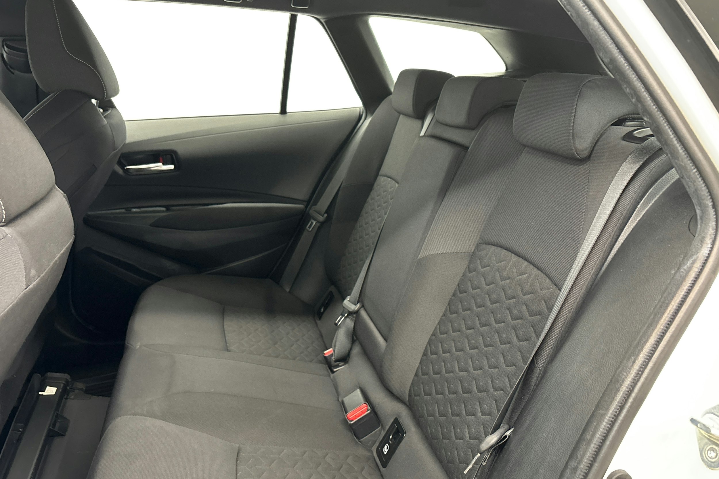 valkoinen Toyota Corolla 2020 kuva 13.