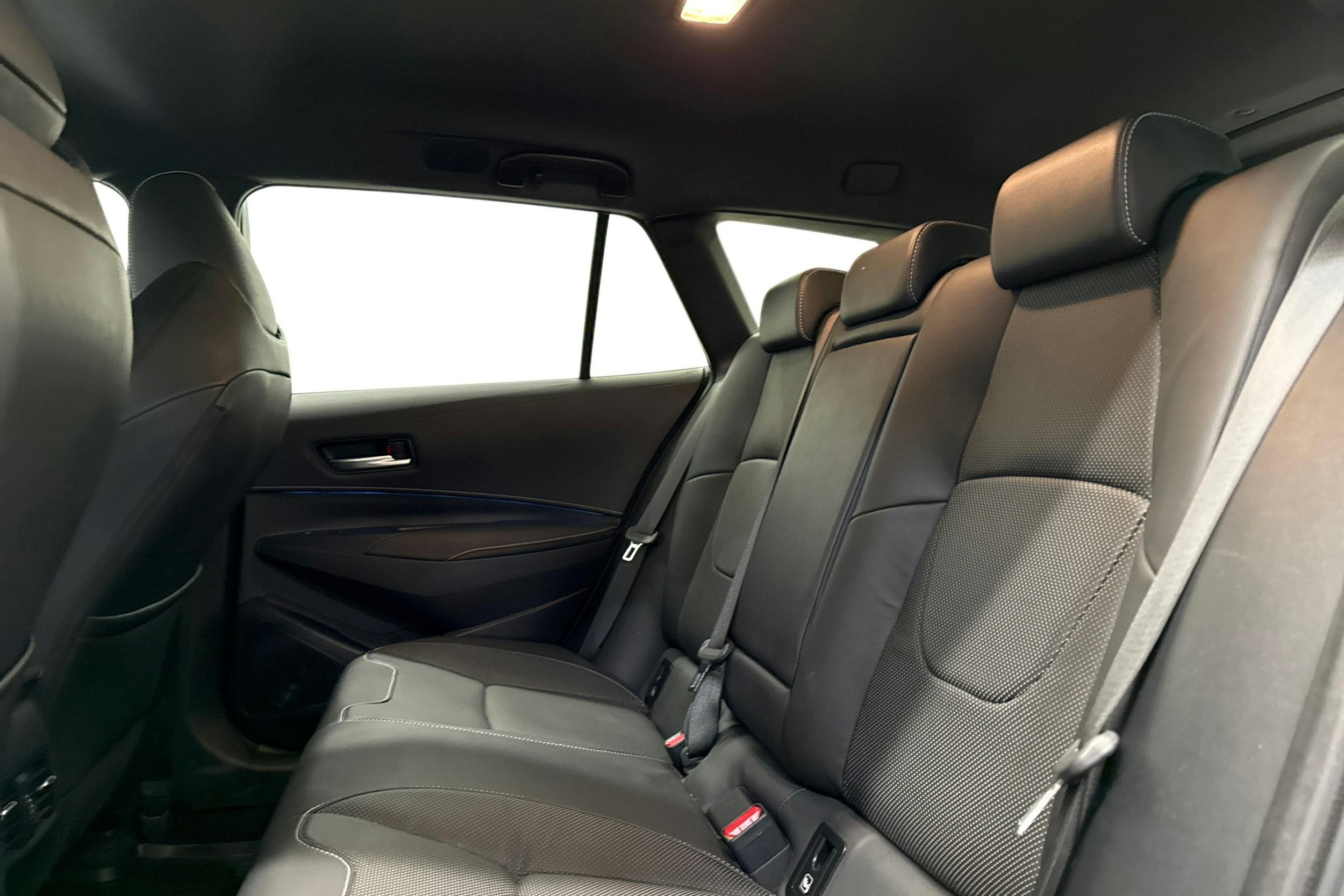 Valkoinen Toyota Corolla 2020 kuva 8.