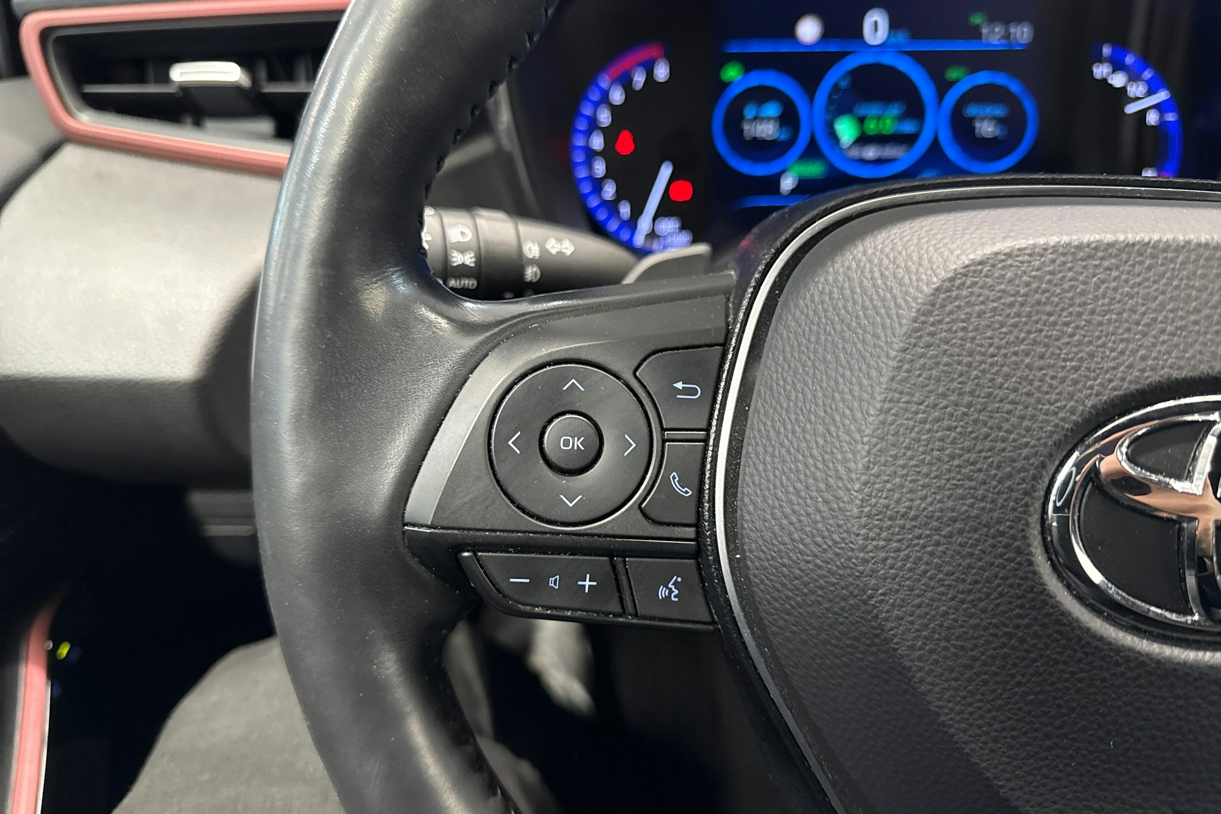 Valkoinen Toyota Corolla 2020 kuva 13.