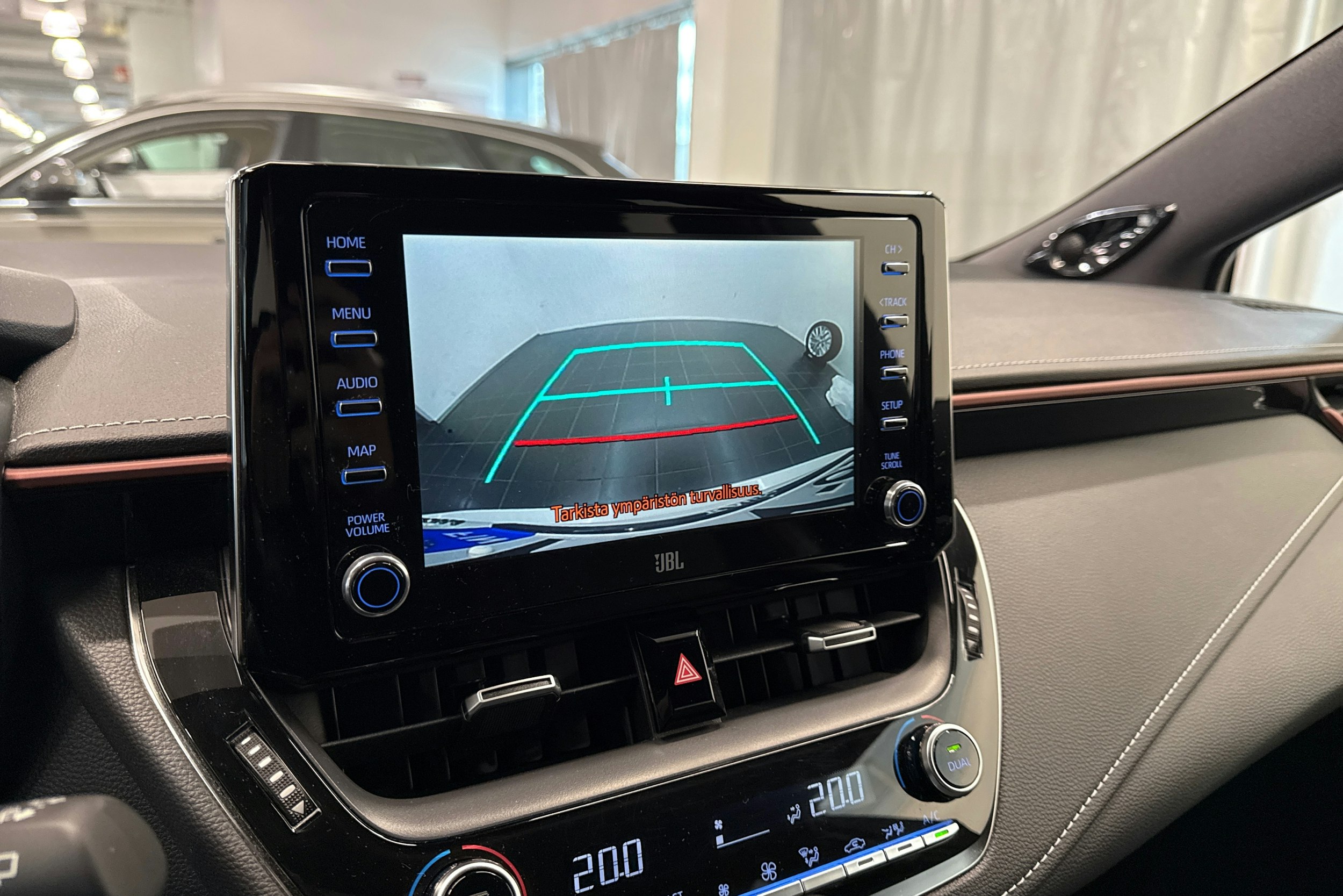 Valkoinen Toyota Corolla 2020 kuva 18.