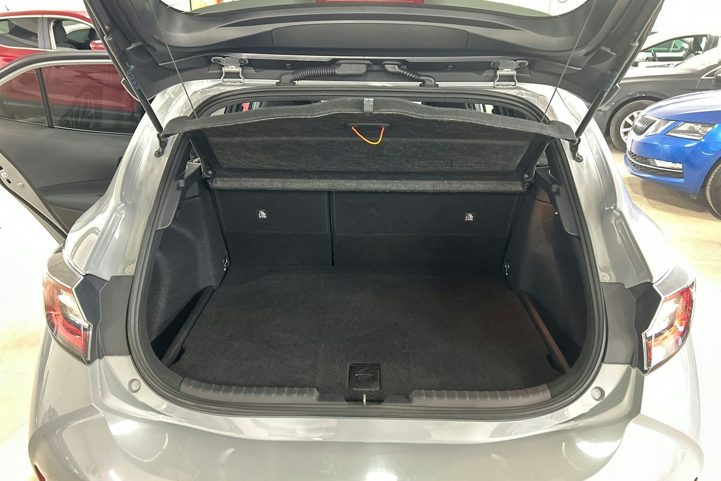 harmaa Toyota Corolla 2020 kuva 20.