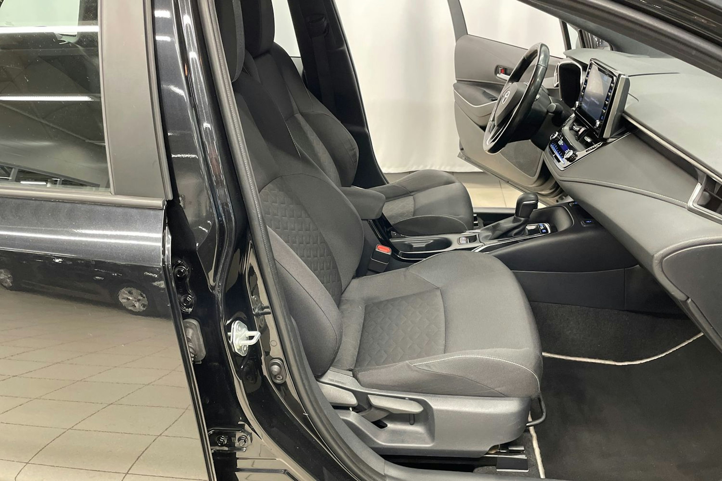 Musta Toyota Corolla 2020 kuva 22.