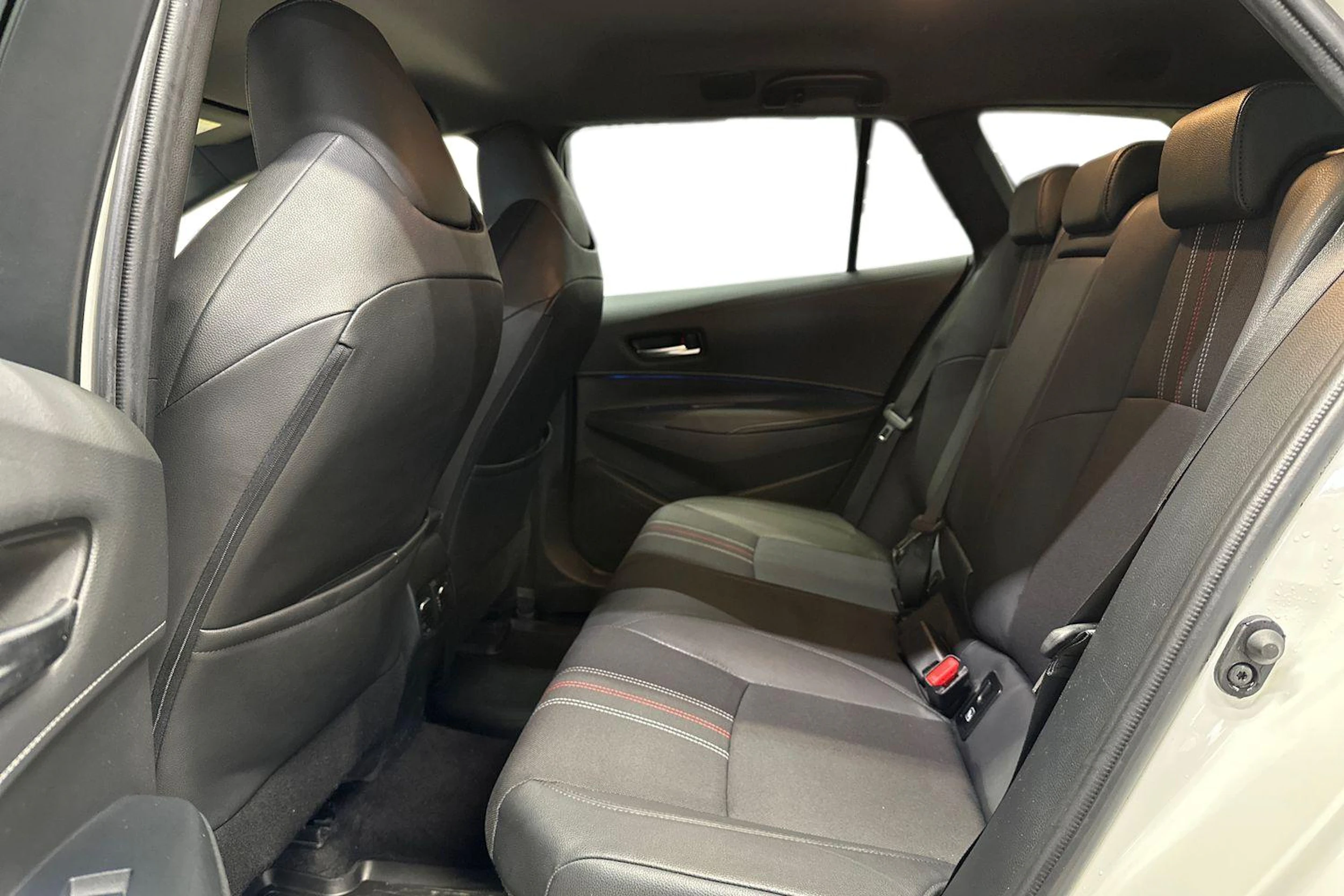 valkoinen Toyota Corolla 2020 kuva 8.