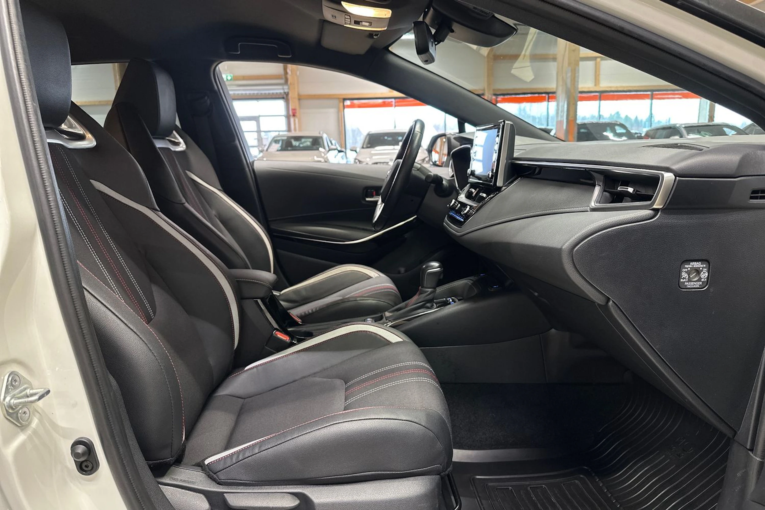 valkoinen Toyota Corolla 2020 kuva 11.