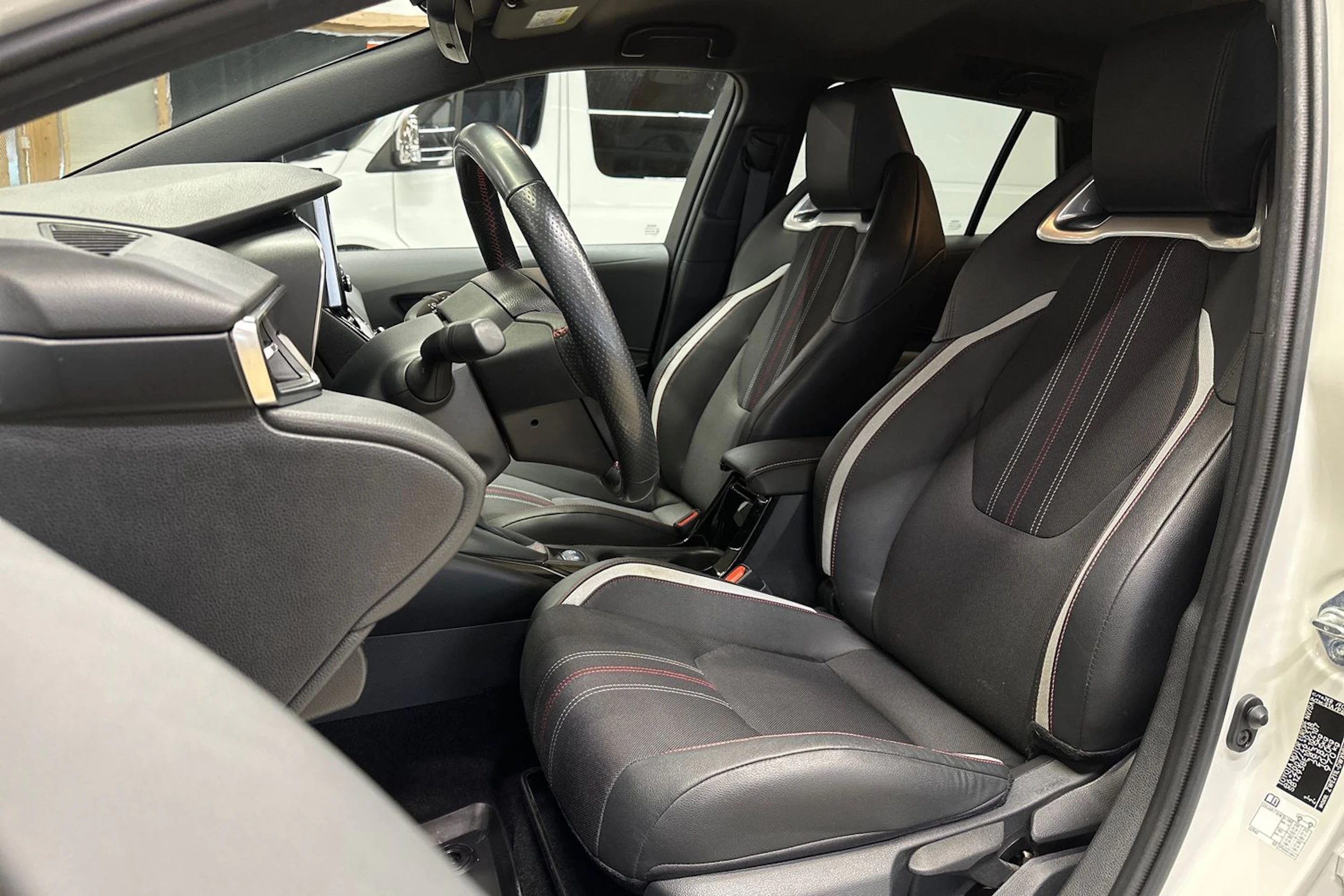 valkoinen Toyota Corolla 2020 kuva 13.