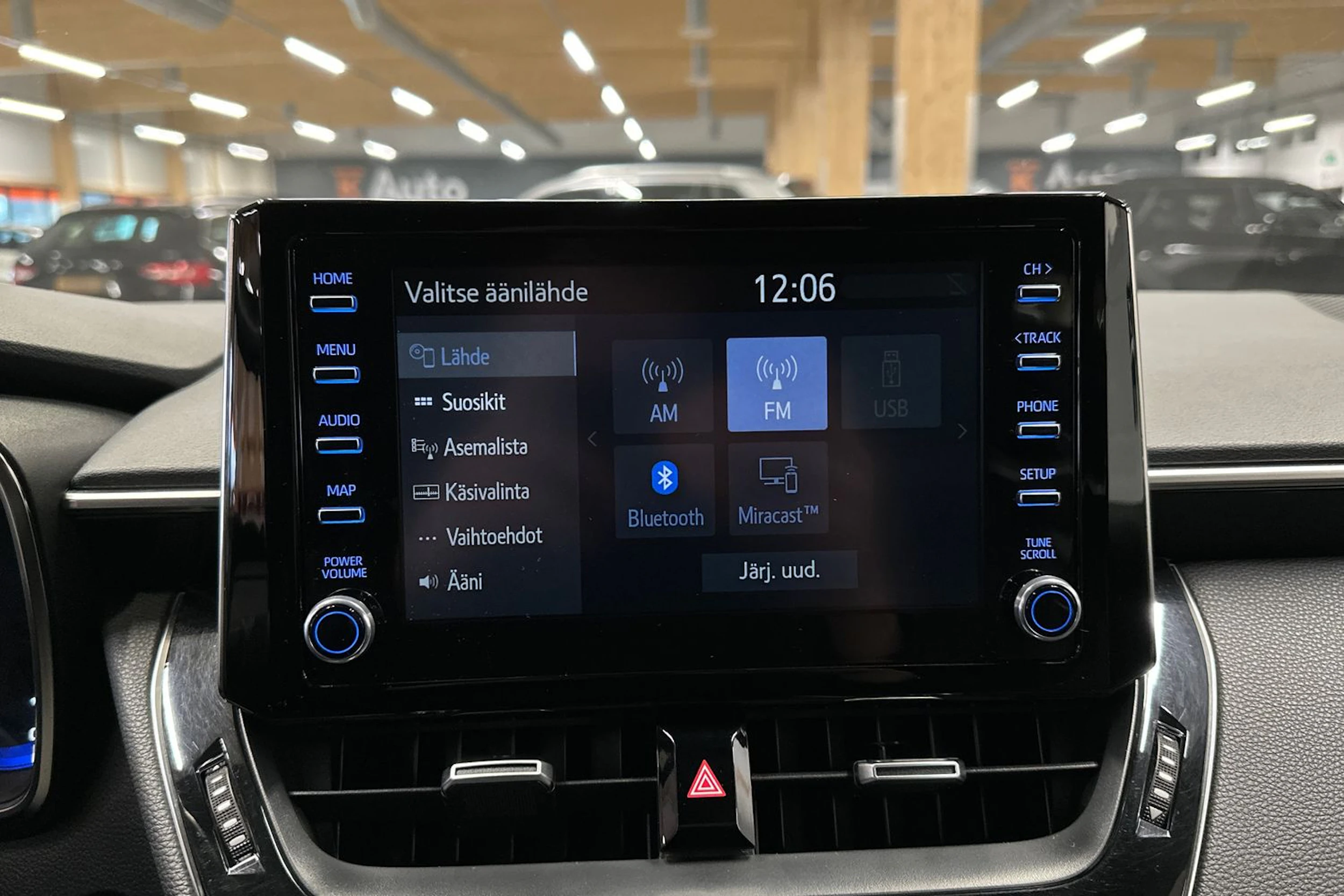 valkoinen Toyota Corolla 2020 kuva 16.