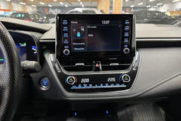 valkoinen Toyota Corolla 2020 kuva 18.