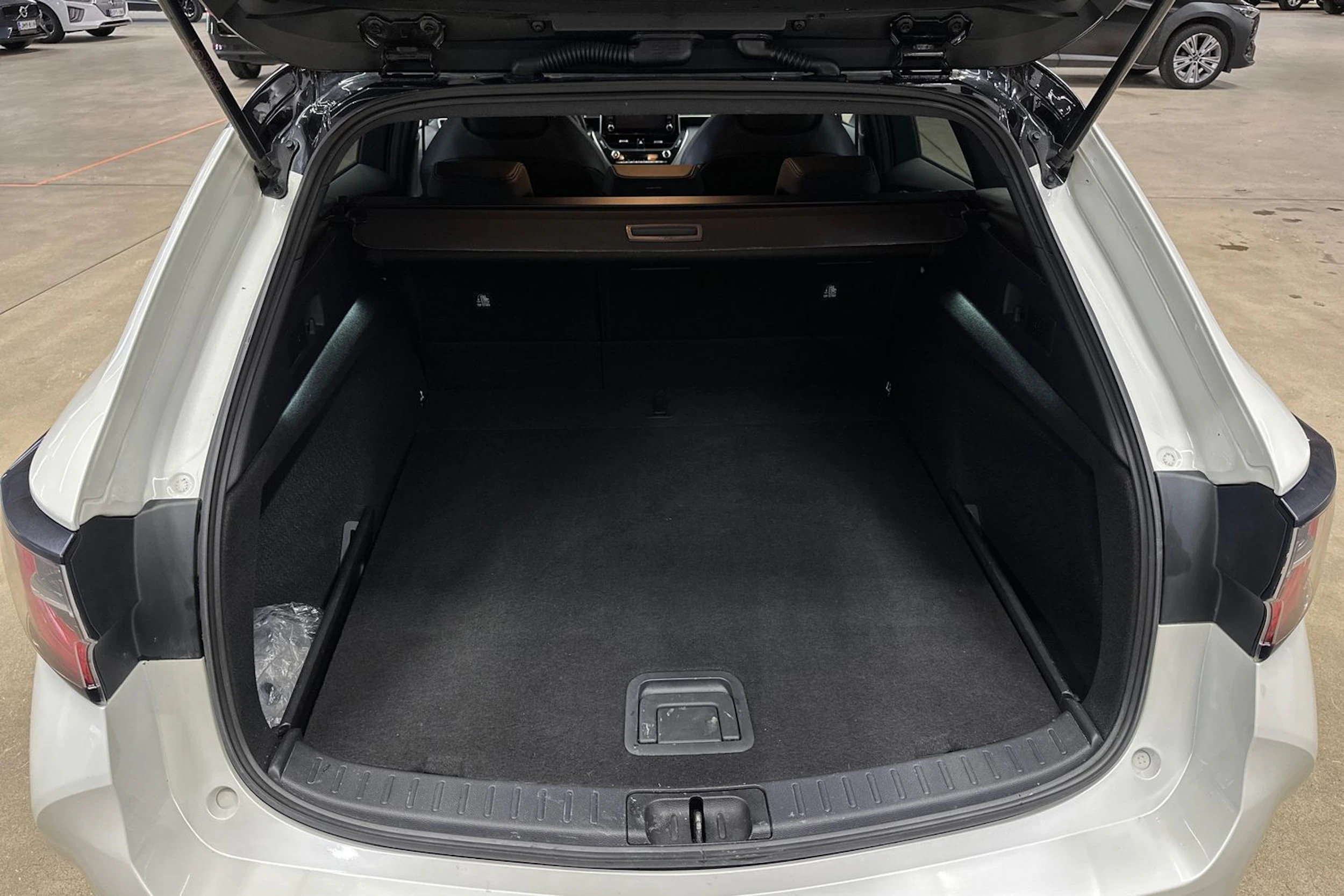 valkoinen Toyota Corolla 2020 kuva 25.