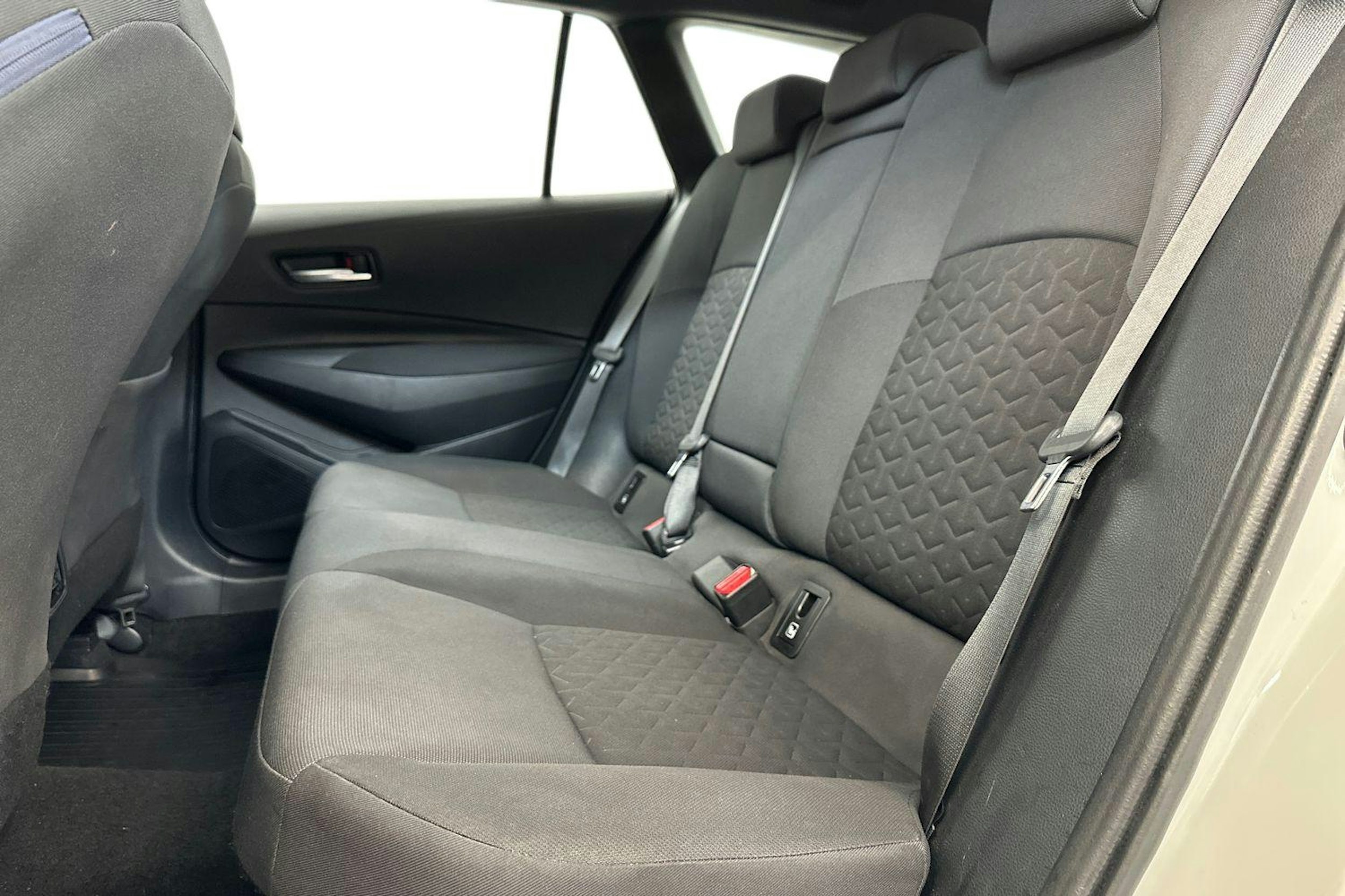 Valkoinen Toyota Corolla 2020 kuva 10.