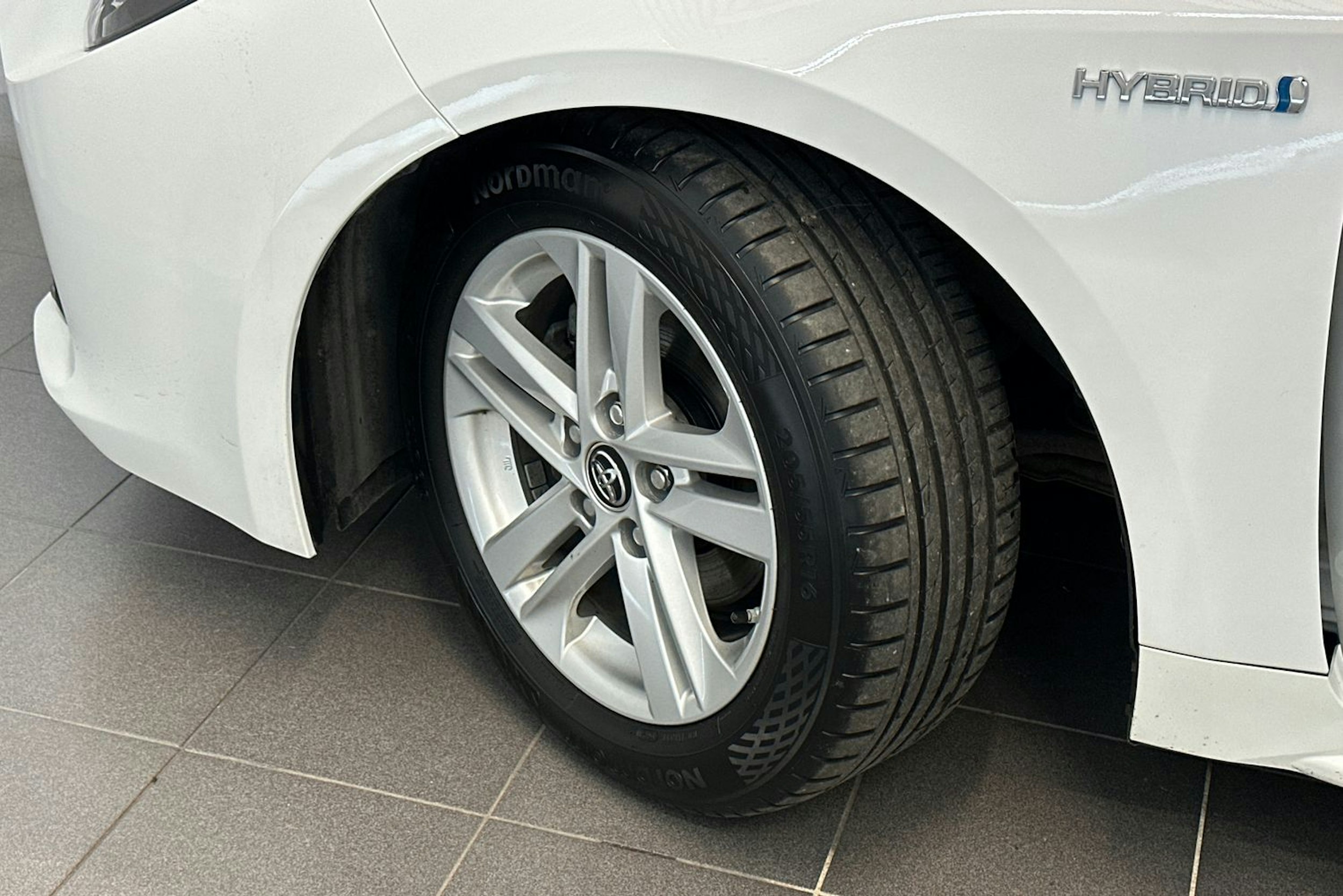 Valkoinen Toyota Corolla 2020 kuva 13.