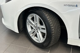 Valkoinen Toyota Corolla 2020 kuva 13.