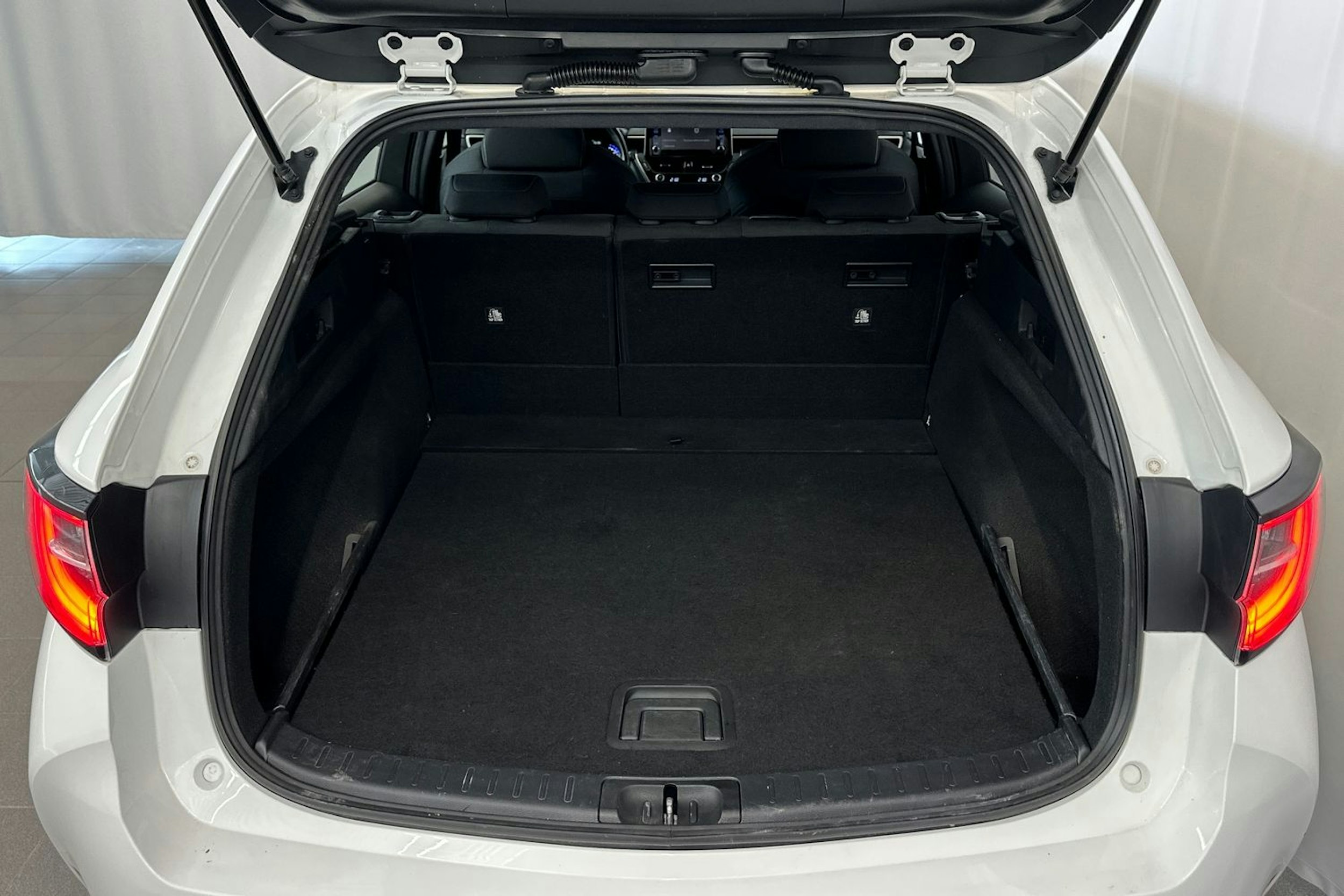 Valkoinen Toyota Corolla 2020 kuva 15.