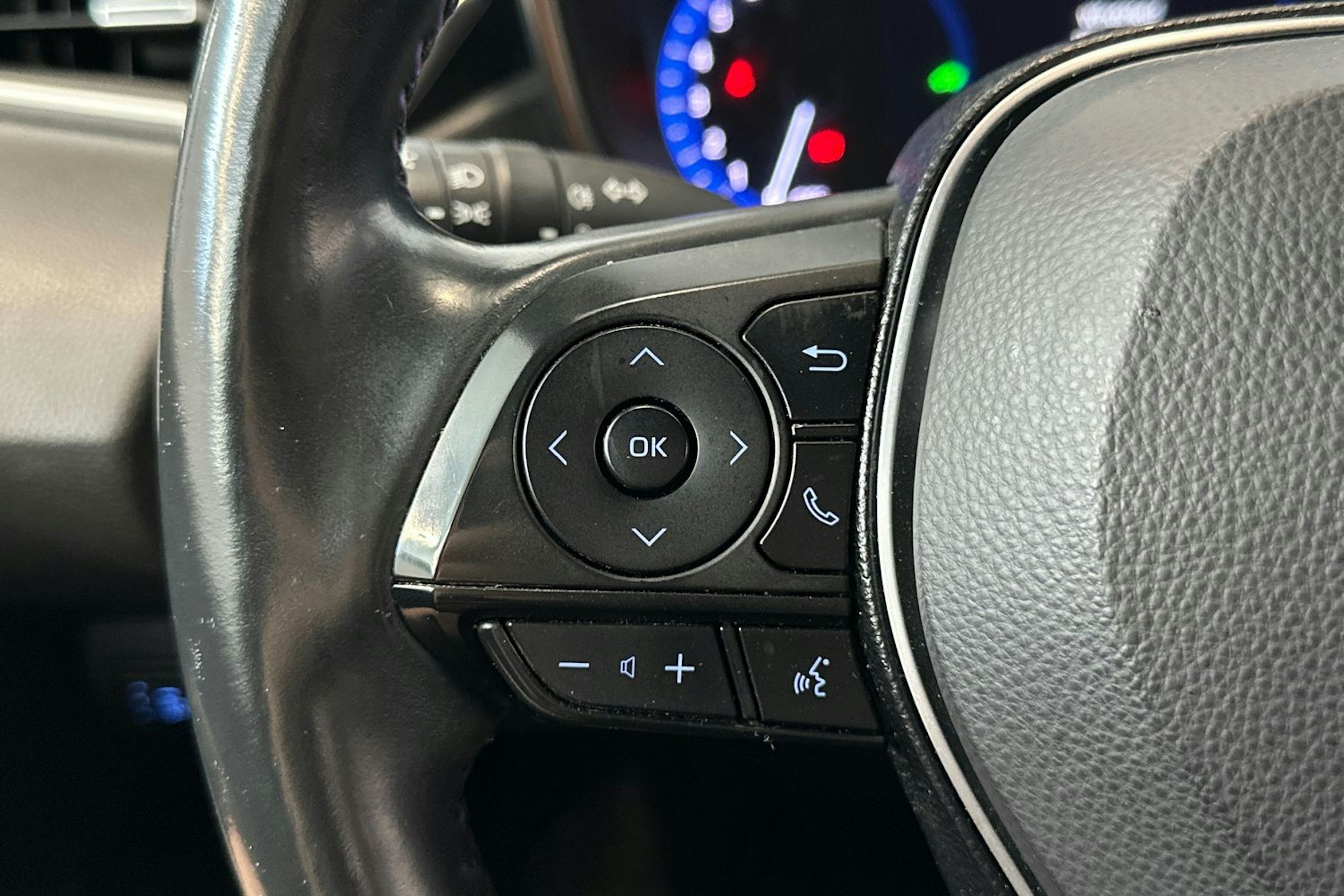 Valkoinen Toyota Corolla 2020 kuva 18.