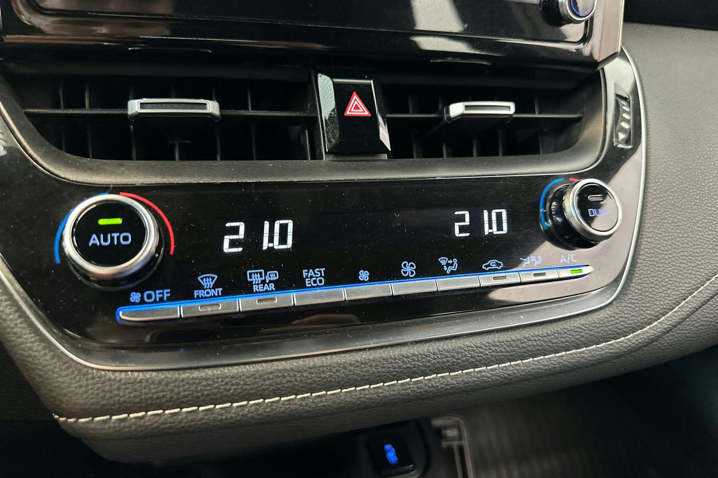 Valkoinen Toyota Corolla 2020 kuva 22.