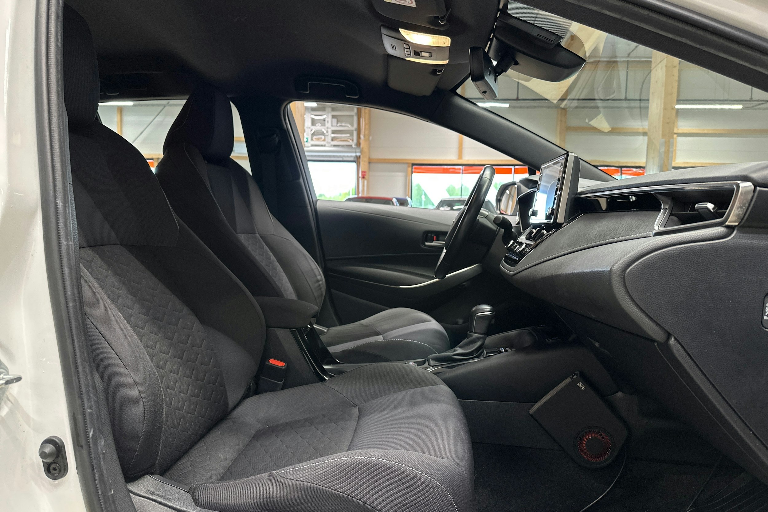 valkoinen Toyota Corolla 2020 kuva 13.