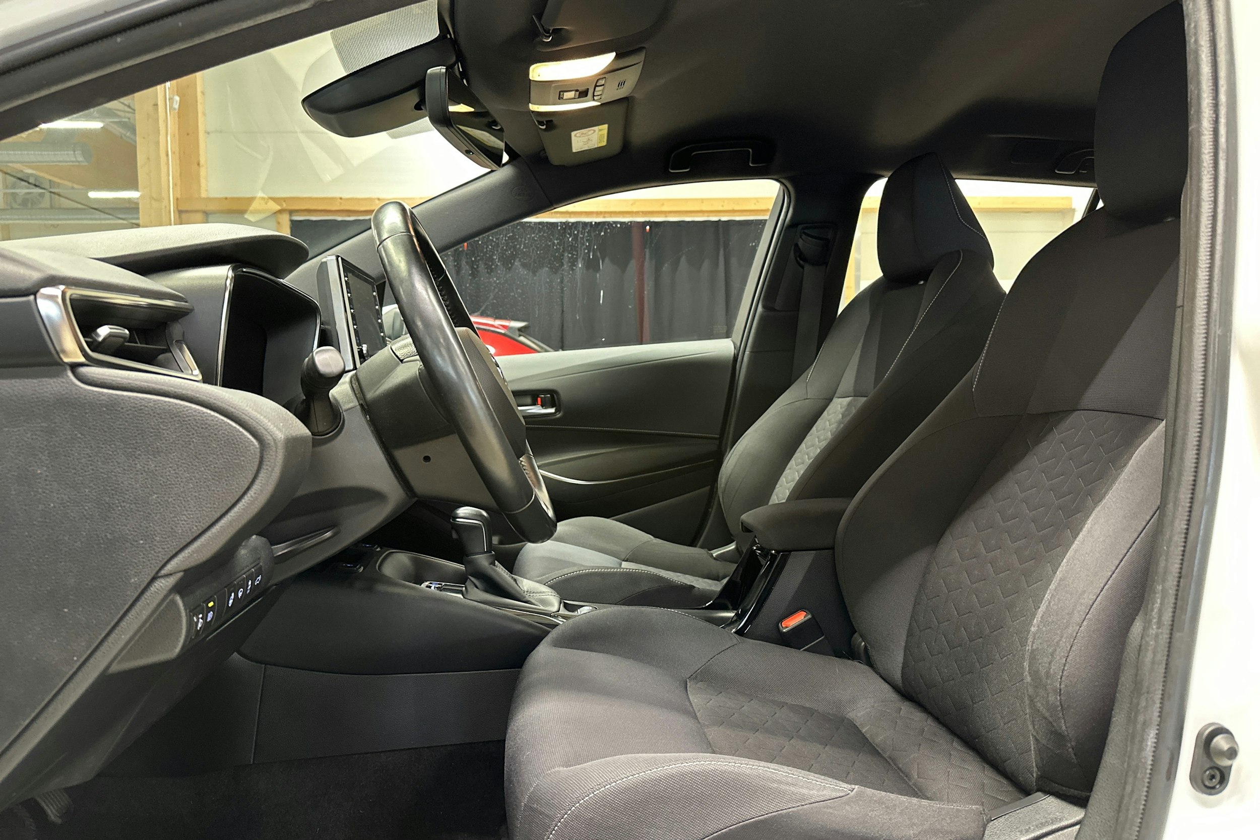 valkoinen Toyota Corolla 2020 kuva 15.