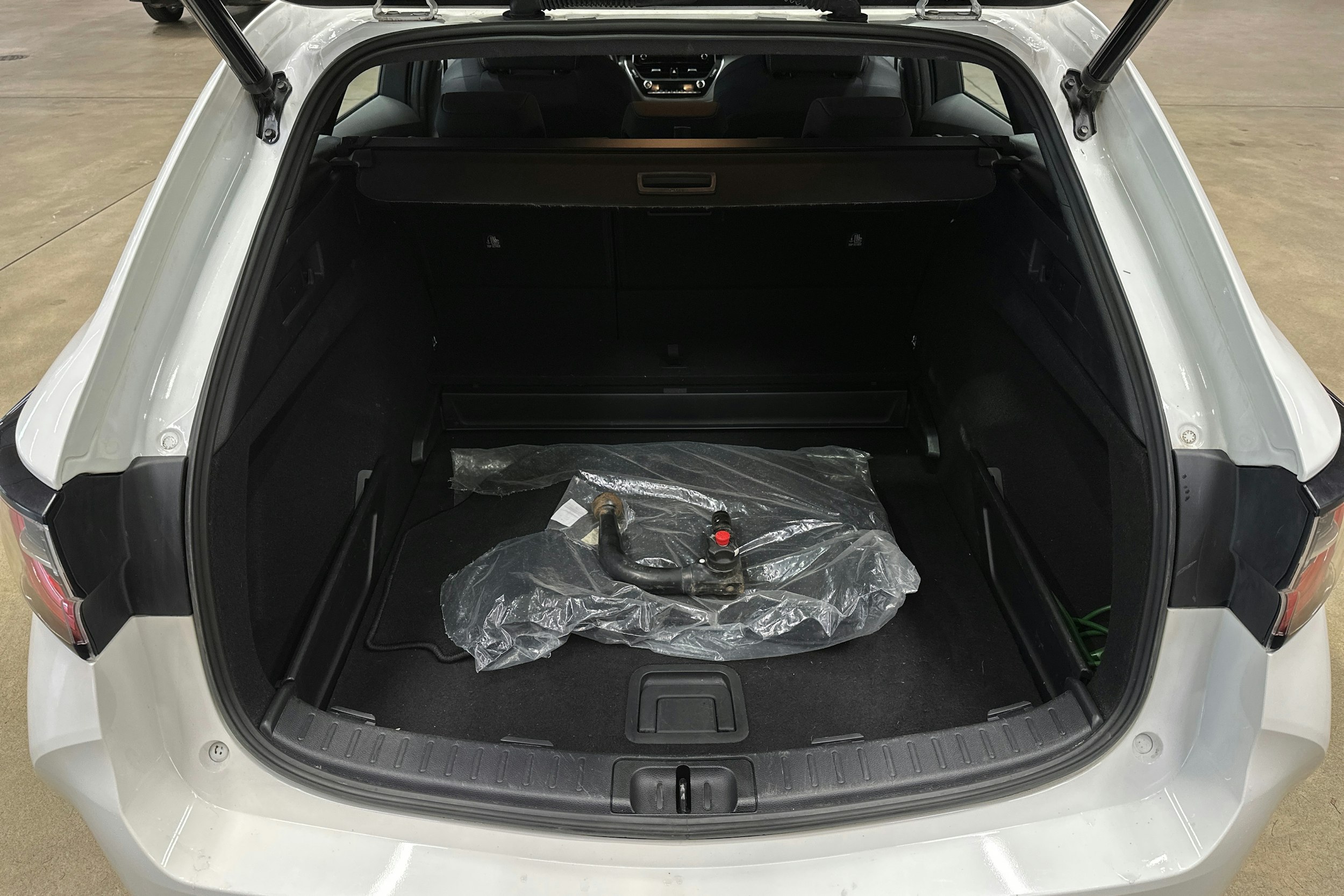 valkoinen Toyota Corolla 2020 kuva 27.