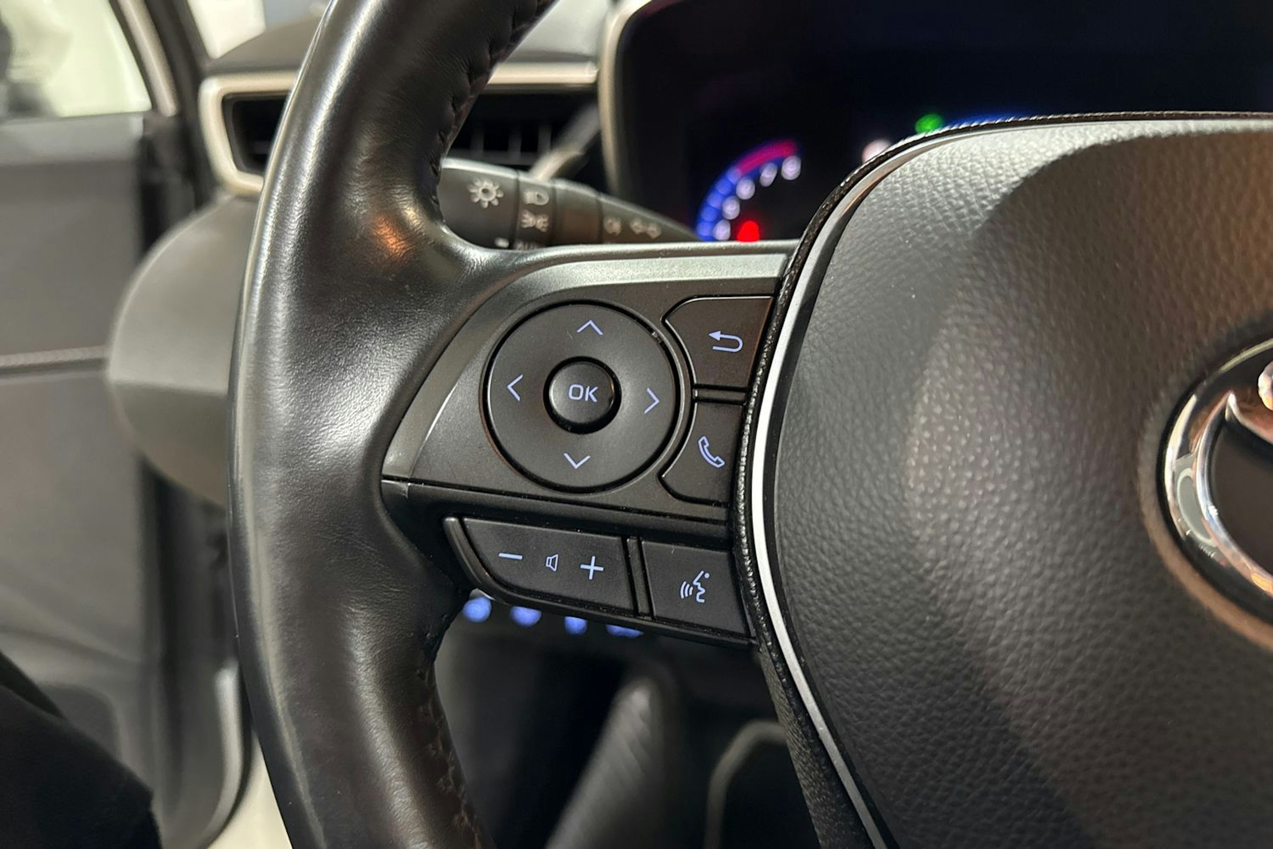 valkoinen Toyota Corolla 2020 kuva 17.