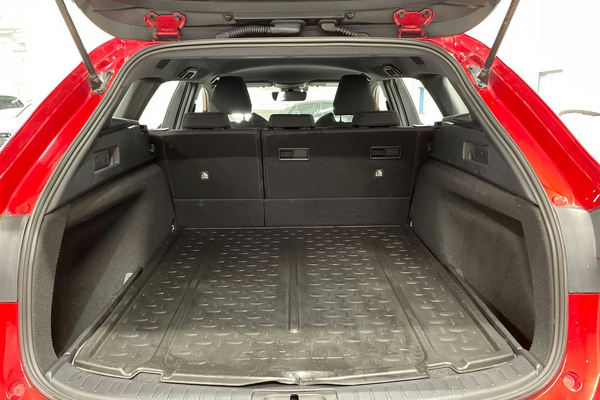 punainen Toyota Corolla 2020 kuva 15.