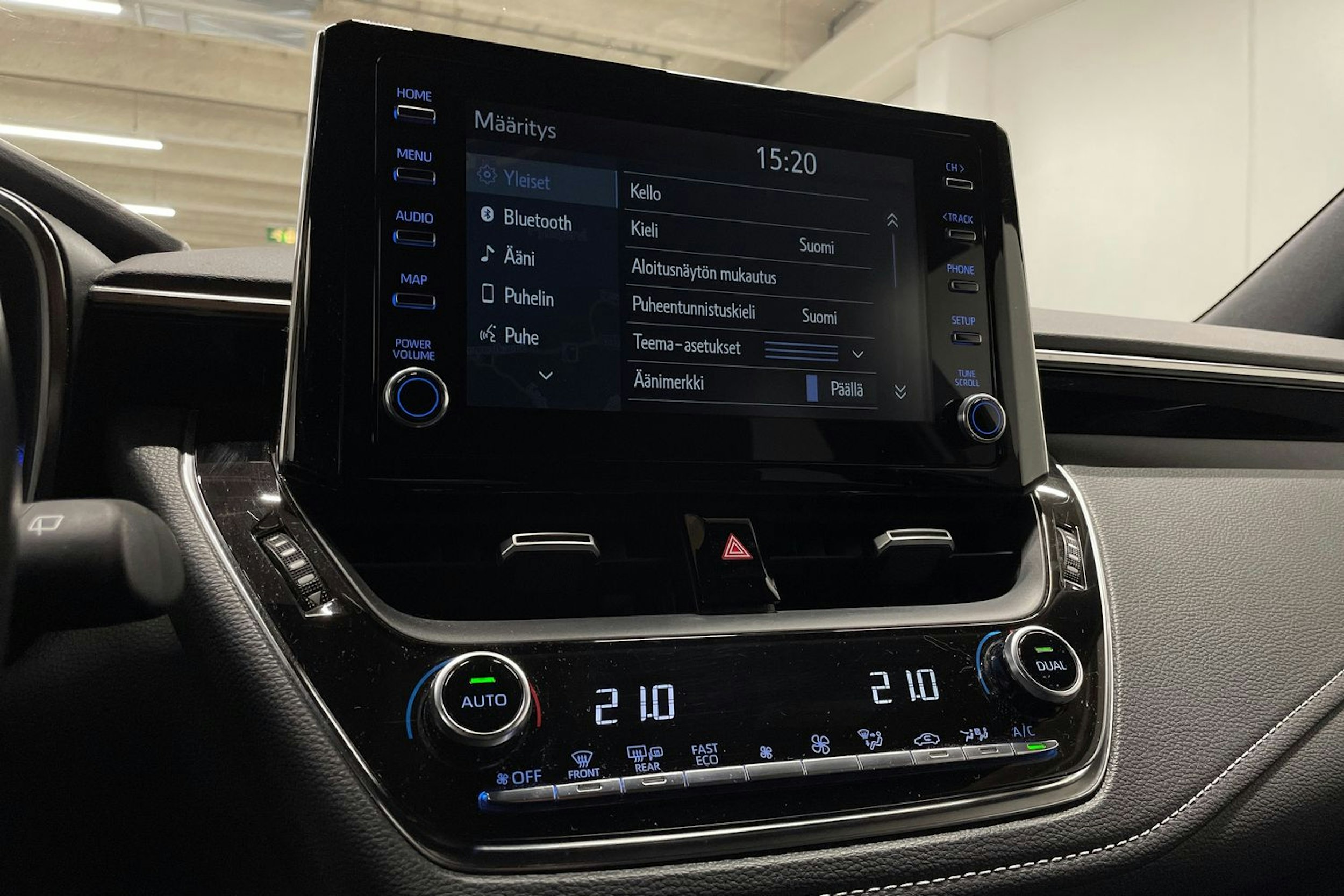 punainen Toyota Corolla 2020 kuva 18.