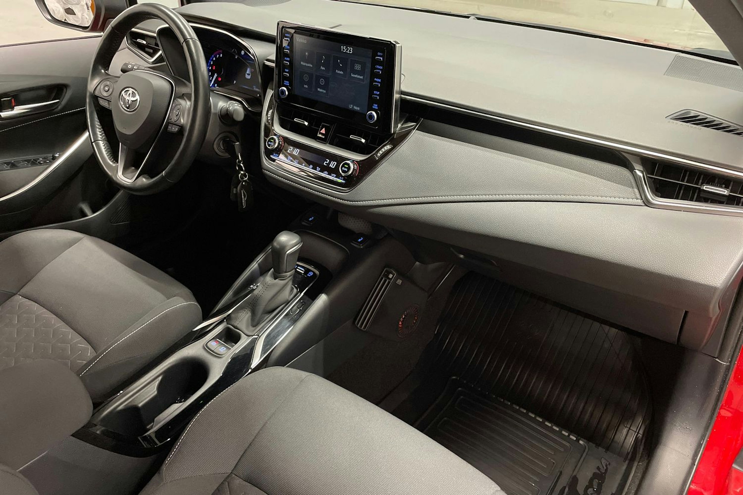 punainen Toyota Corolla 2020 kuva 27.