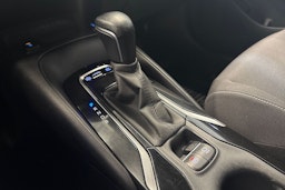 valkoinen Toyota Corolla 2020 kuva 18.