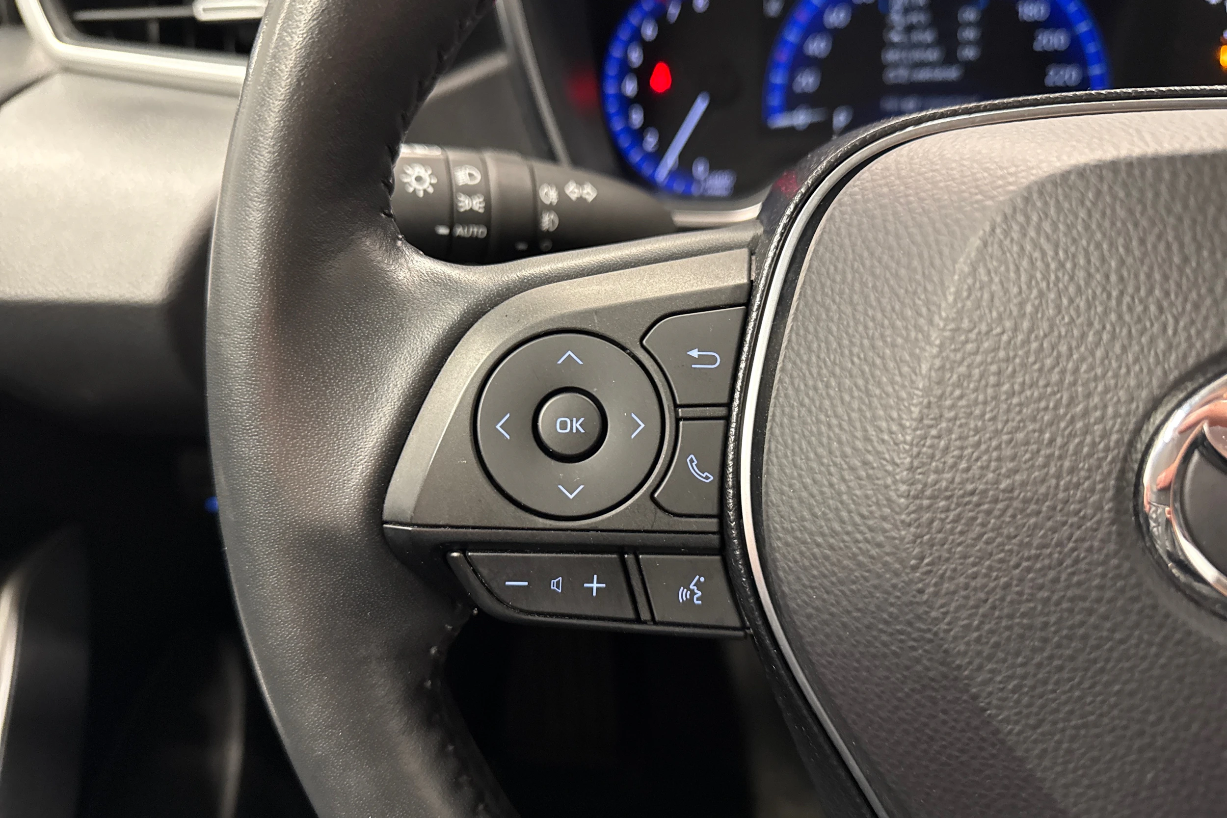 musta Toyota Corolla 2021 kuva 11.