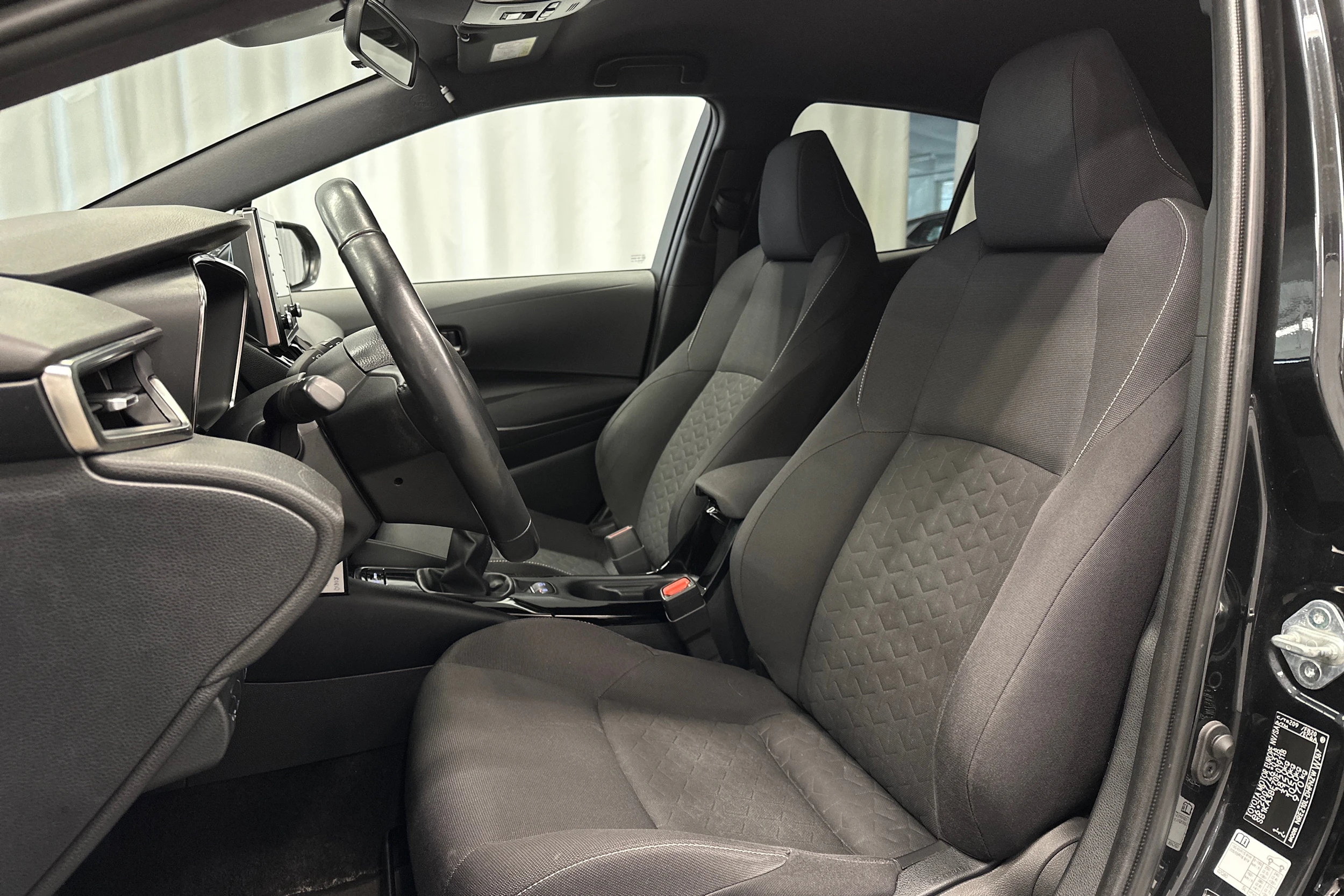 musta Toyota Corolla 2021 kuva 16.