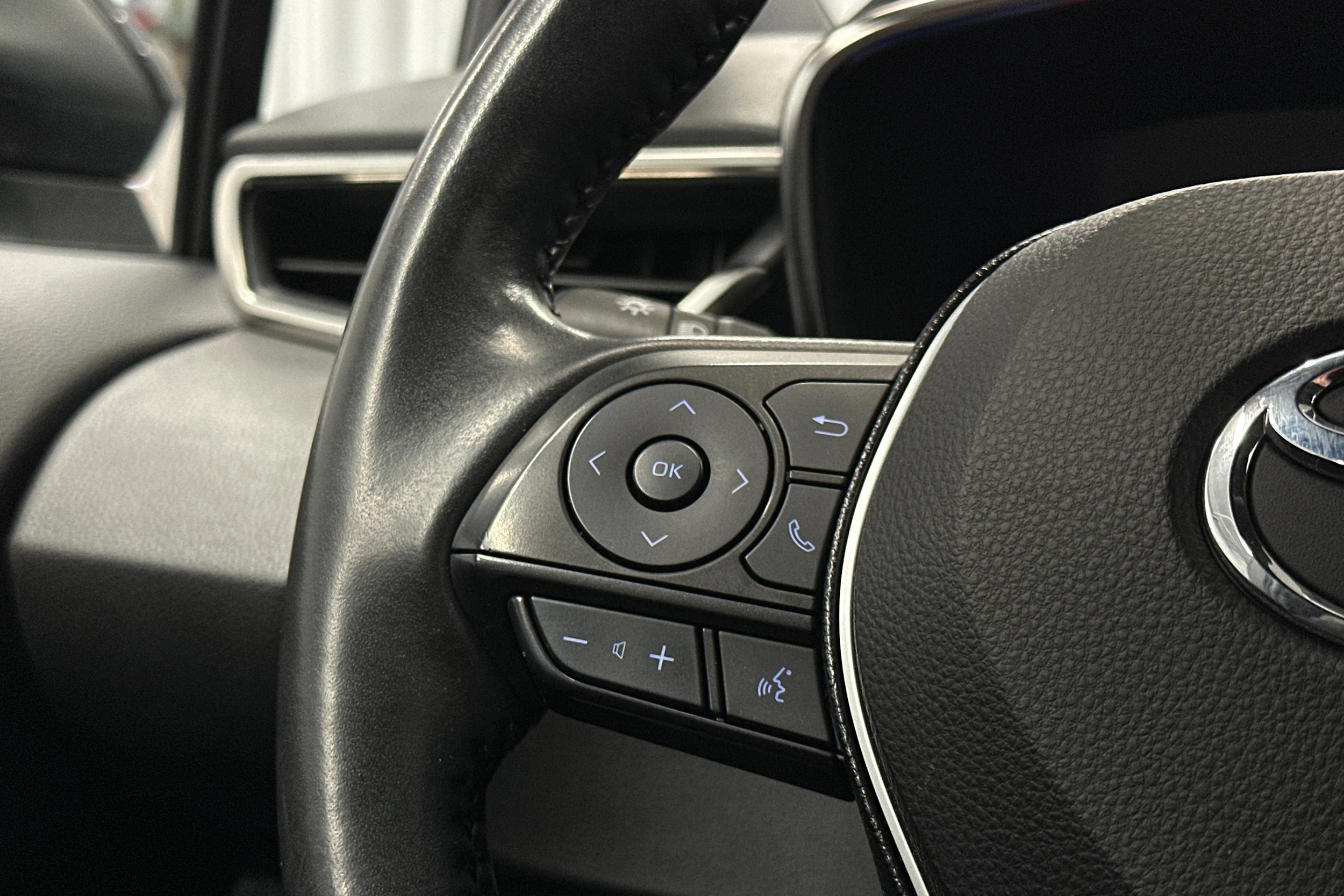 musta Toyota Corolla 2021 kuva 18.