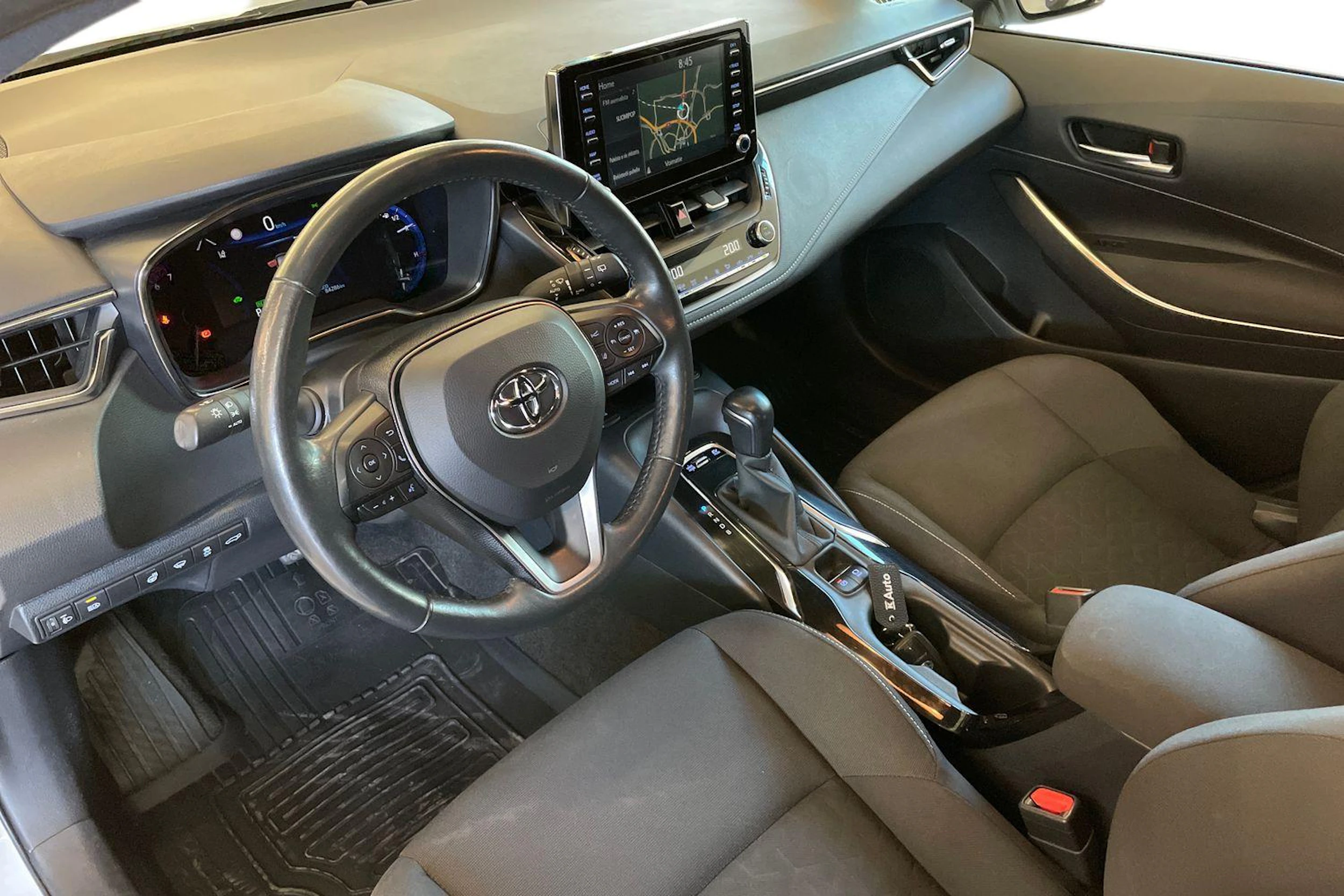 Valkoinen Toyota Corolla 2021 kuva 6.