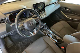 Valkoinen Toyota Corolla 2021 kuva 6.