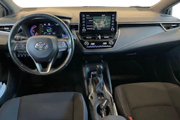 Valkoinen Toyota Corolla 2021 kuva 7.