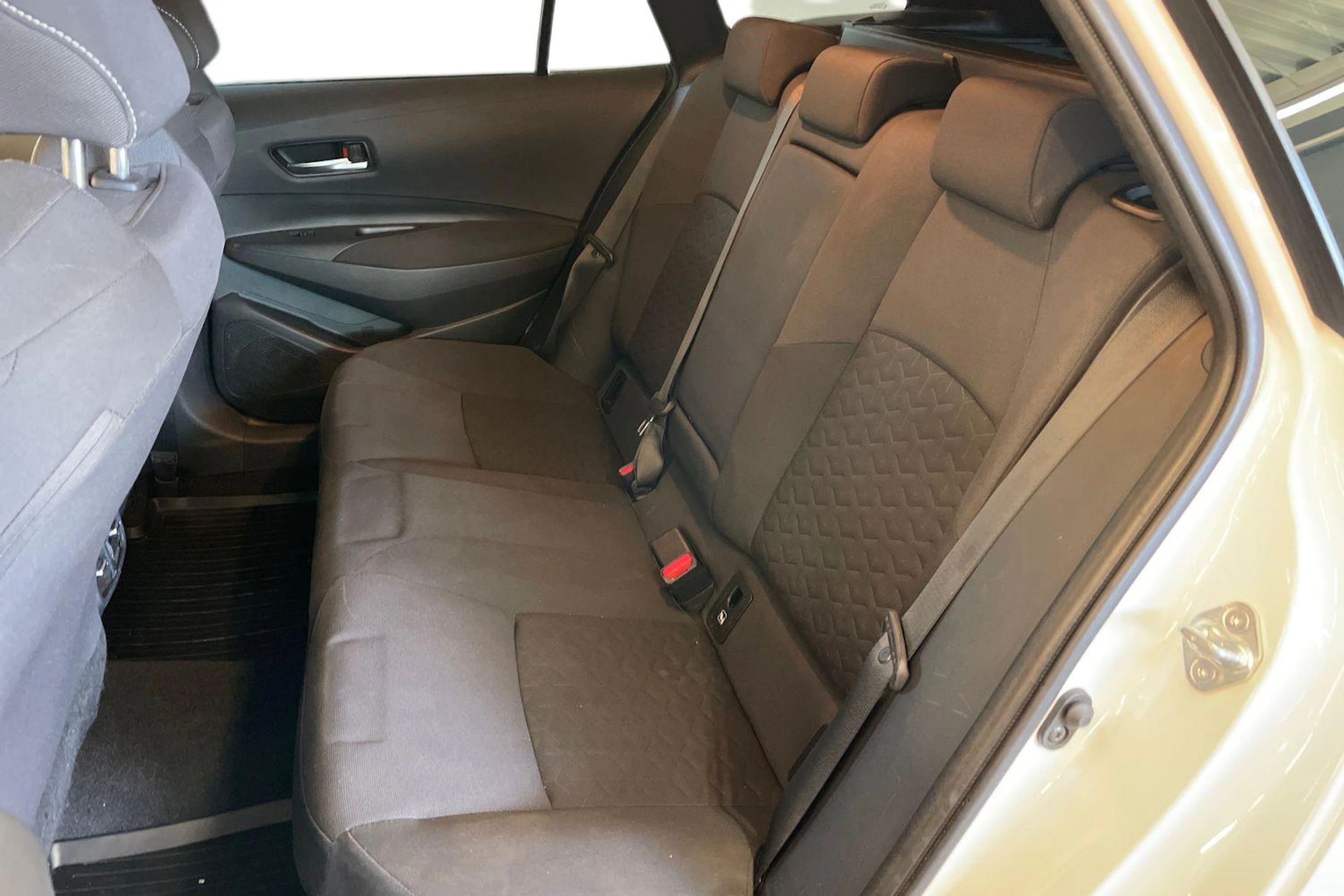 Valkoinen Toyota Corolla 2021 kuva 8.