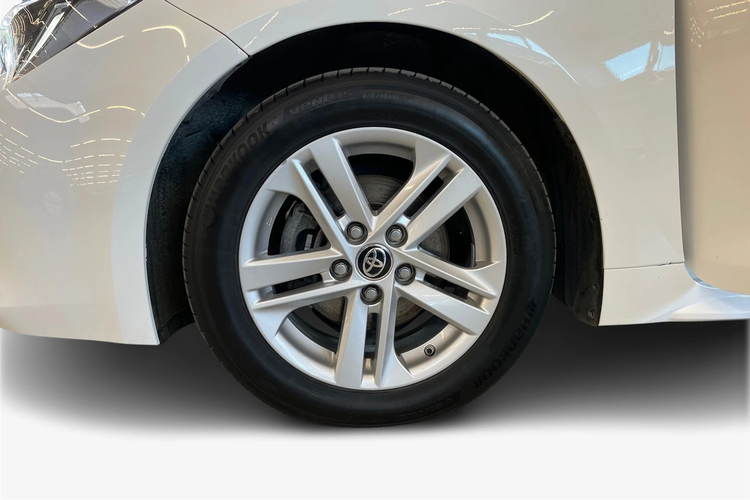 Valkoinen Toyota Corolla 2021 kuva 9.