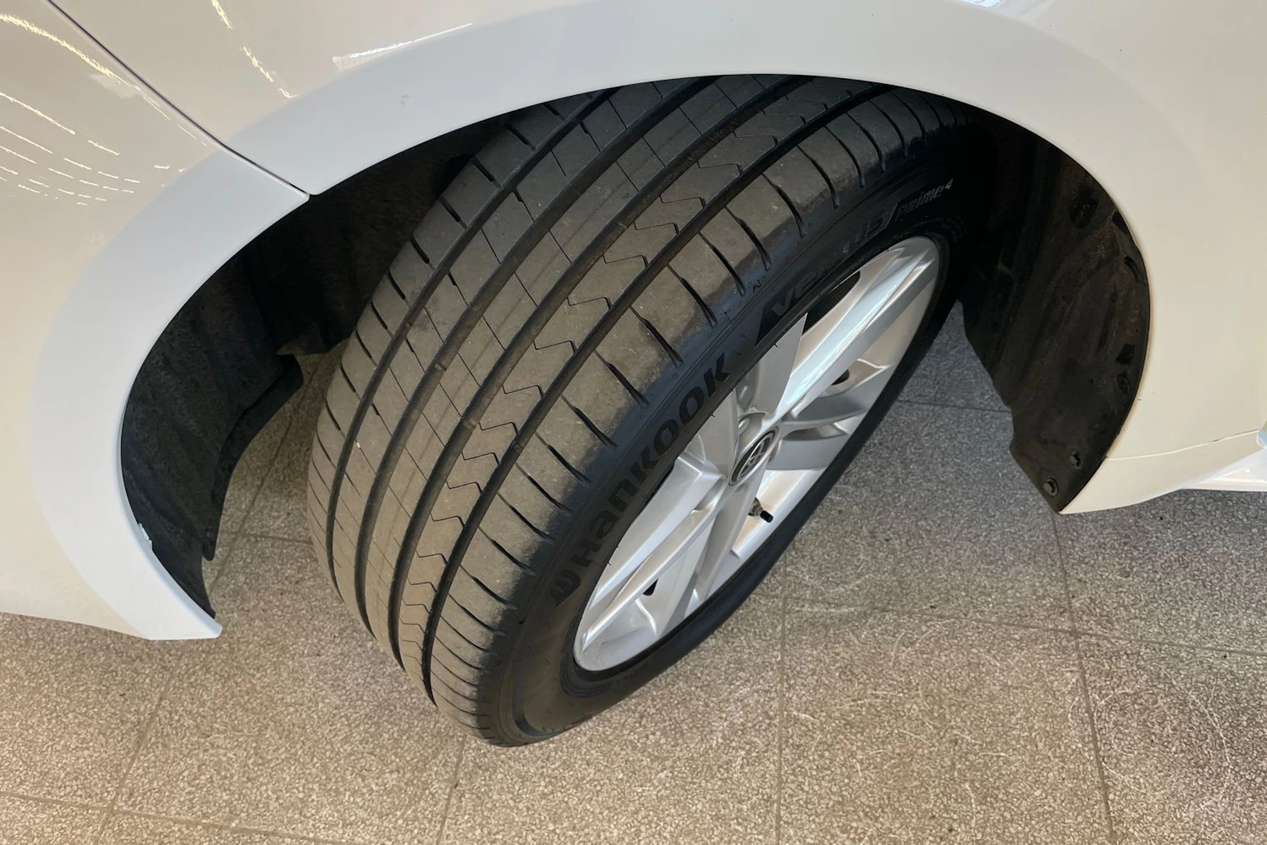 Valkoinen Toyota Corolla 2021 kuva 10.