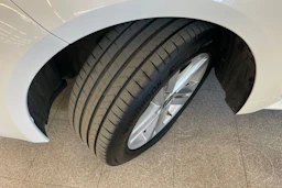 Valkoinen Toyota Corolla 2021 kuva 10.