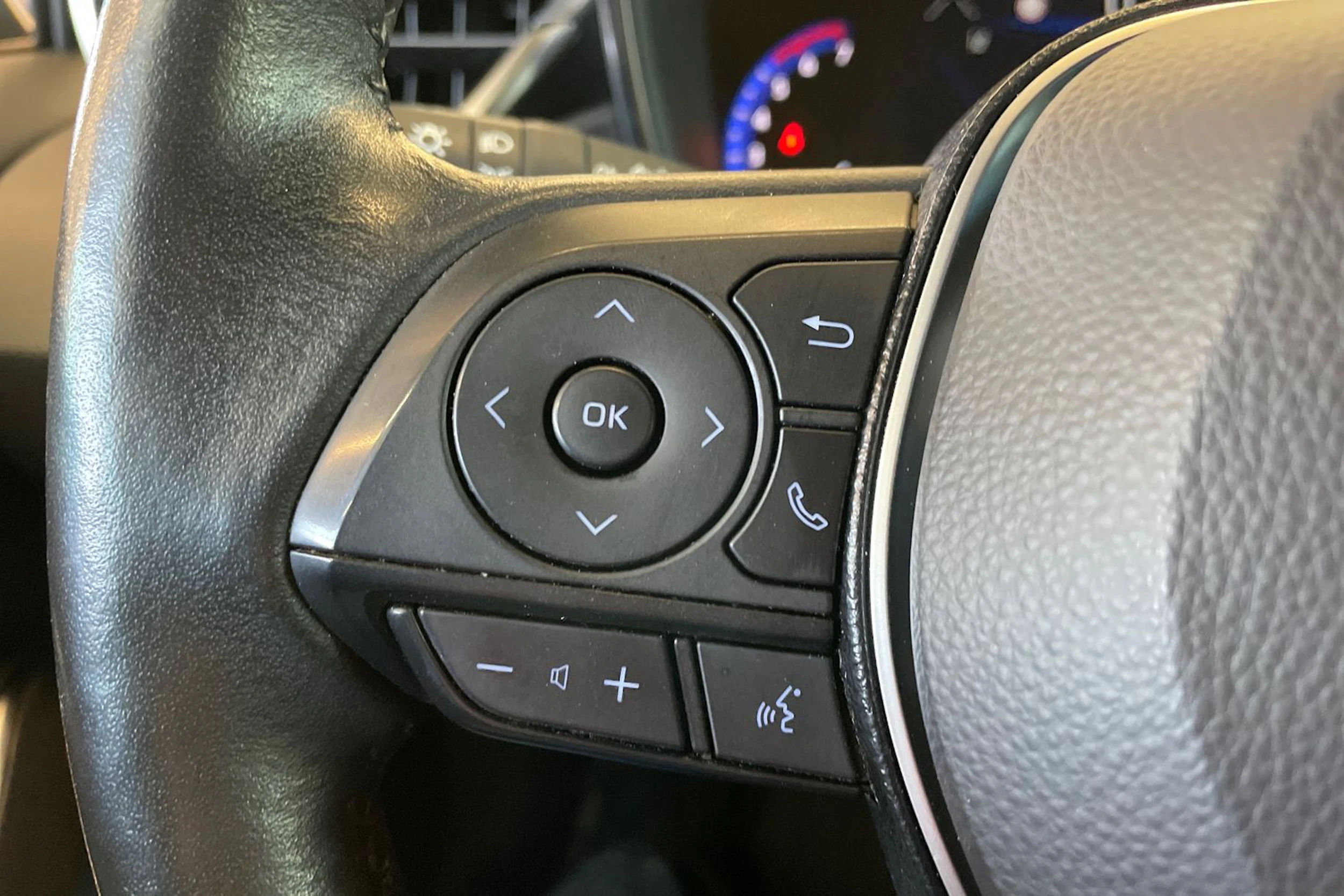 Valkoinen Toyota Corolla 2021 kuva 13.