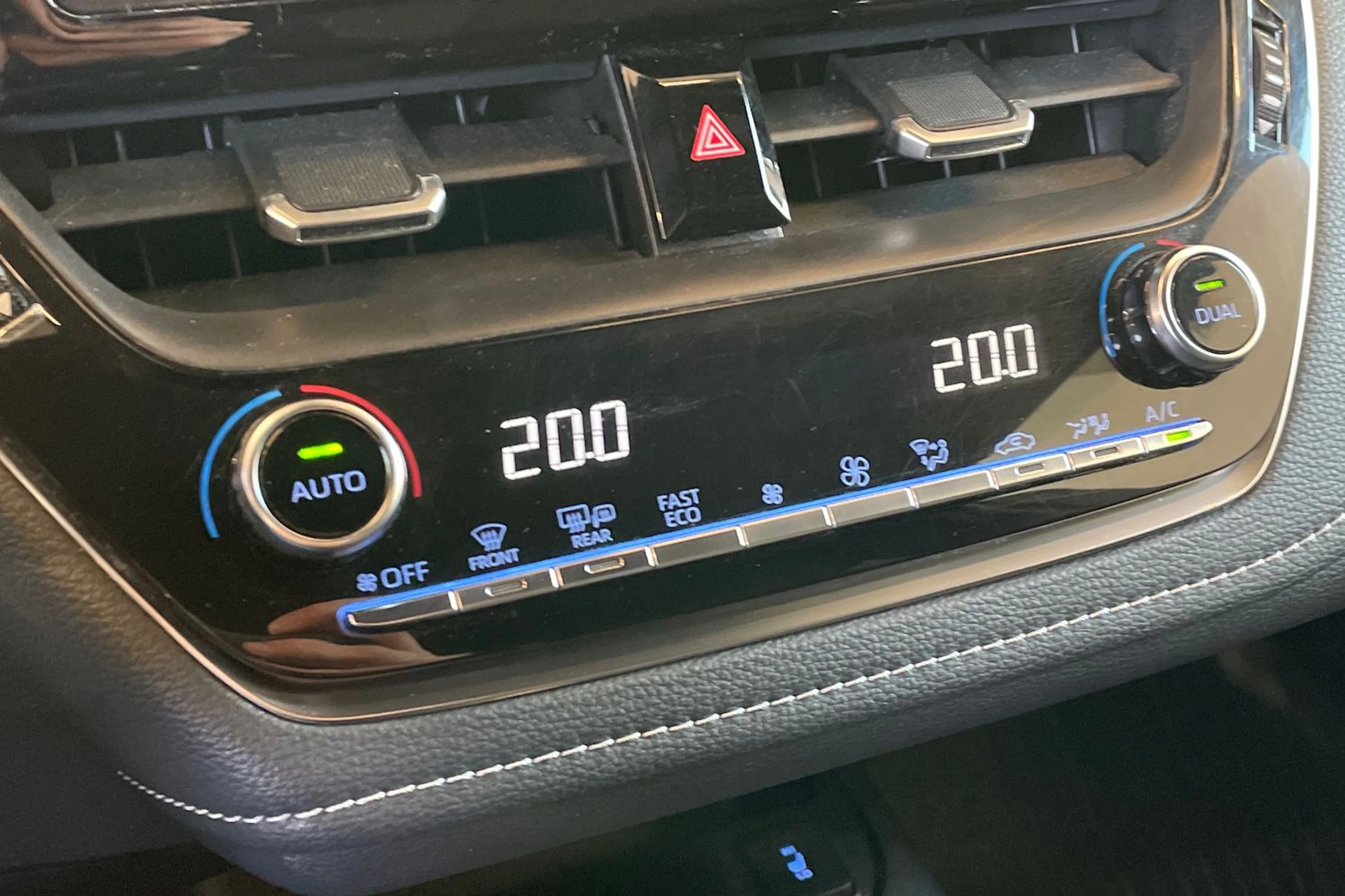 Valkoinen Toyota Corolla 2021 kuva 17.