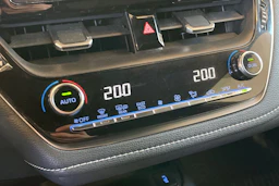 Valkoinen Toyota Corolla 2021 kuva 17.