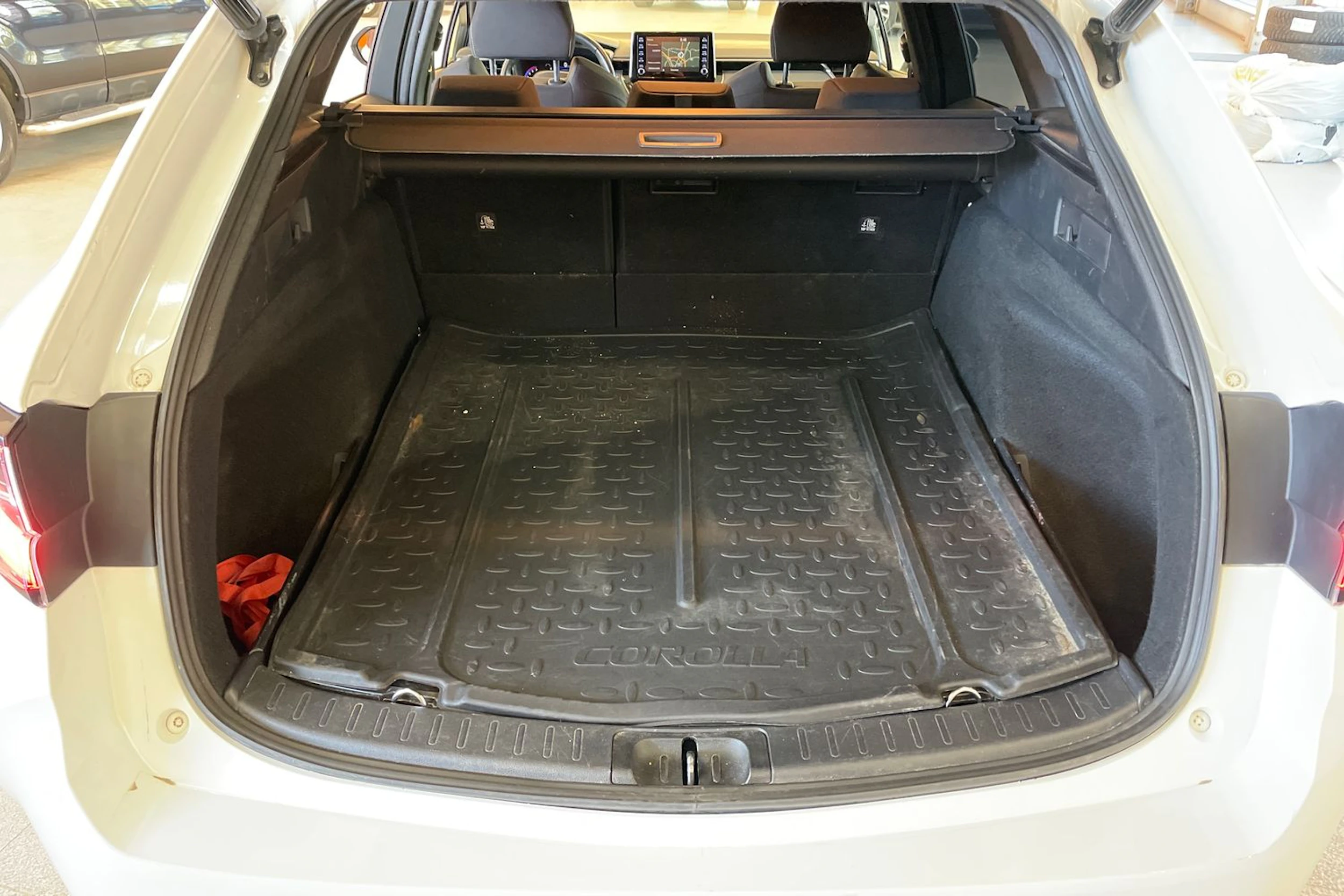 Valkoinen Toyota Corolla 2021 kuva 19.