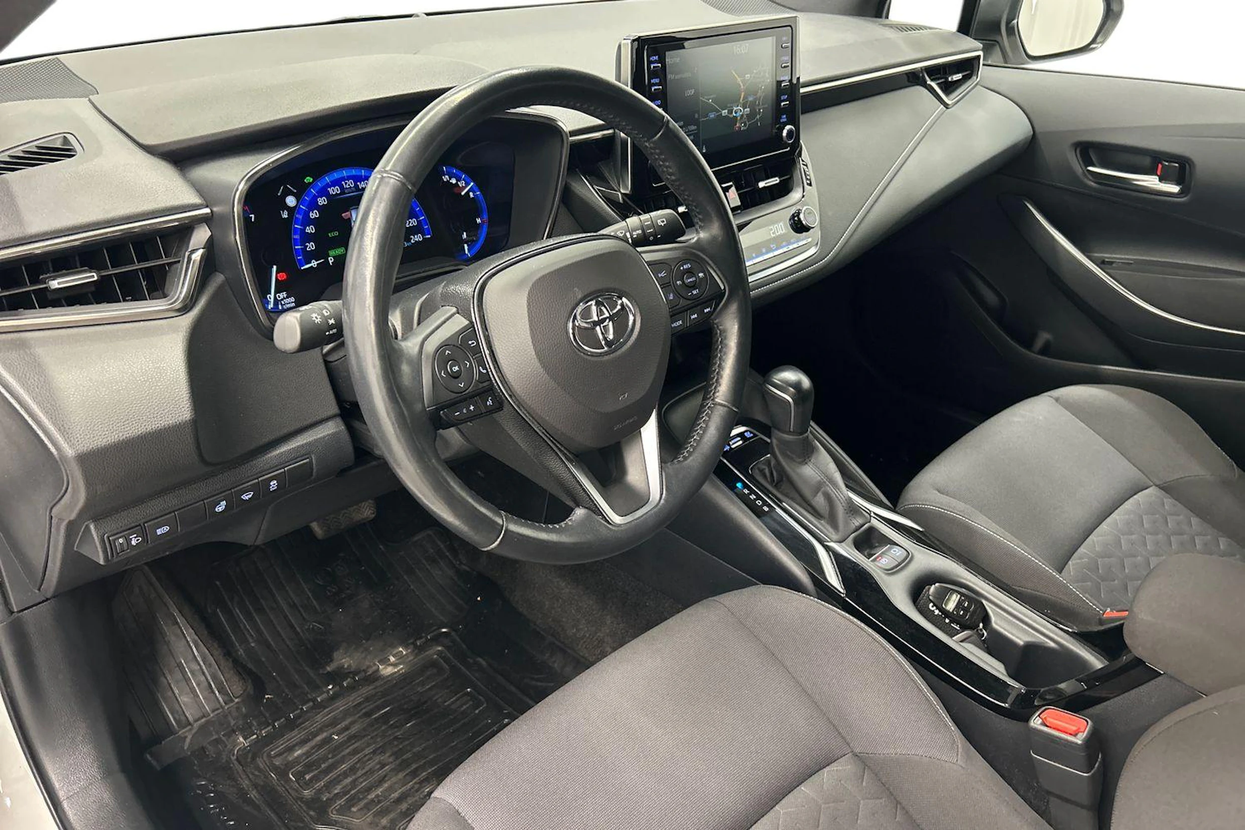 valkoinen Toyota Corolla 2021 kuva 8.