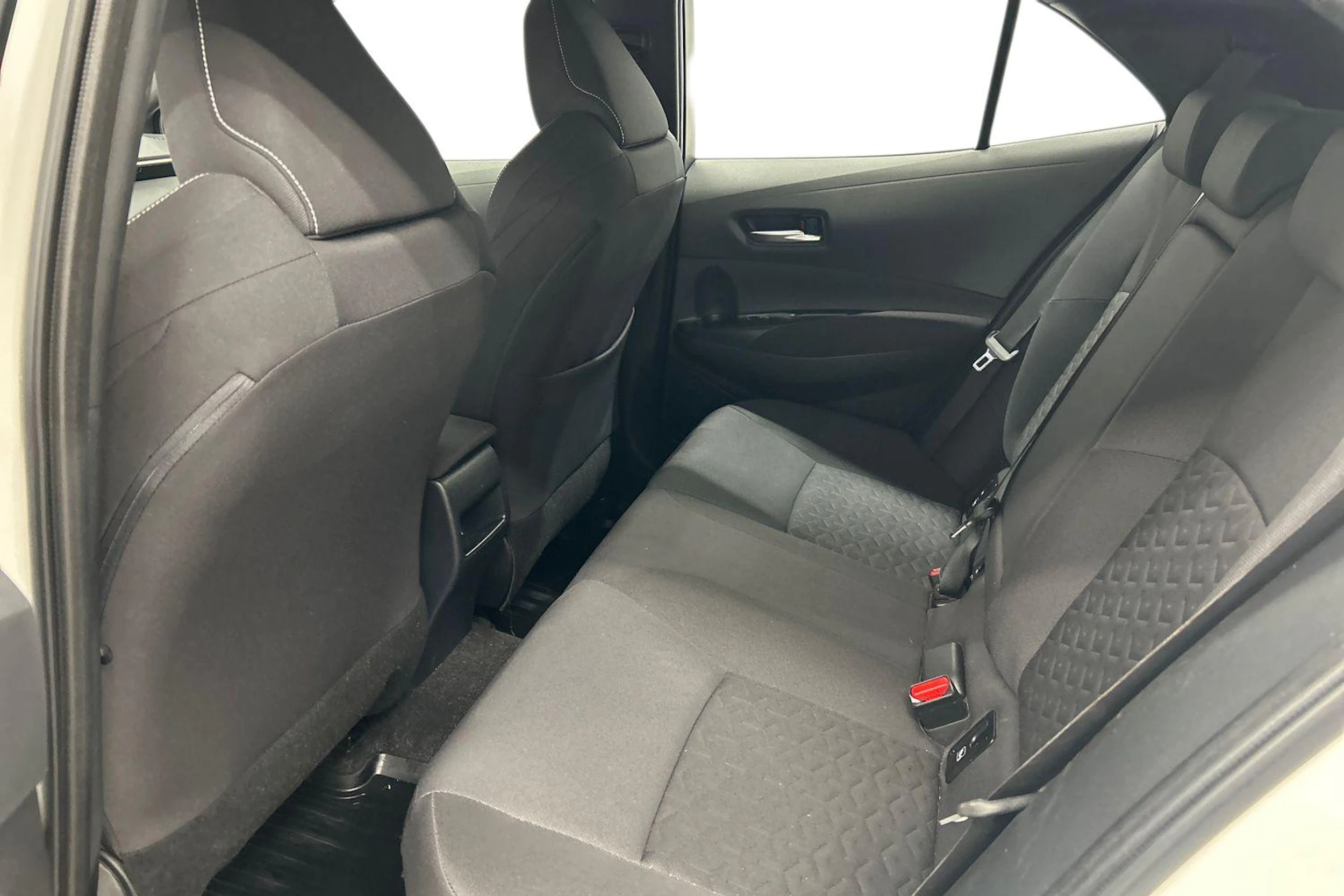 valkoinen Toyota Corolla 2021 kuva 11.