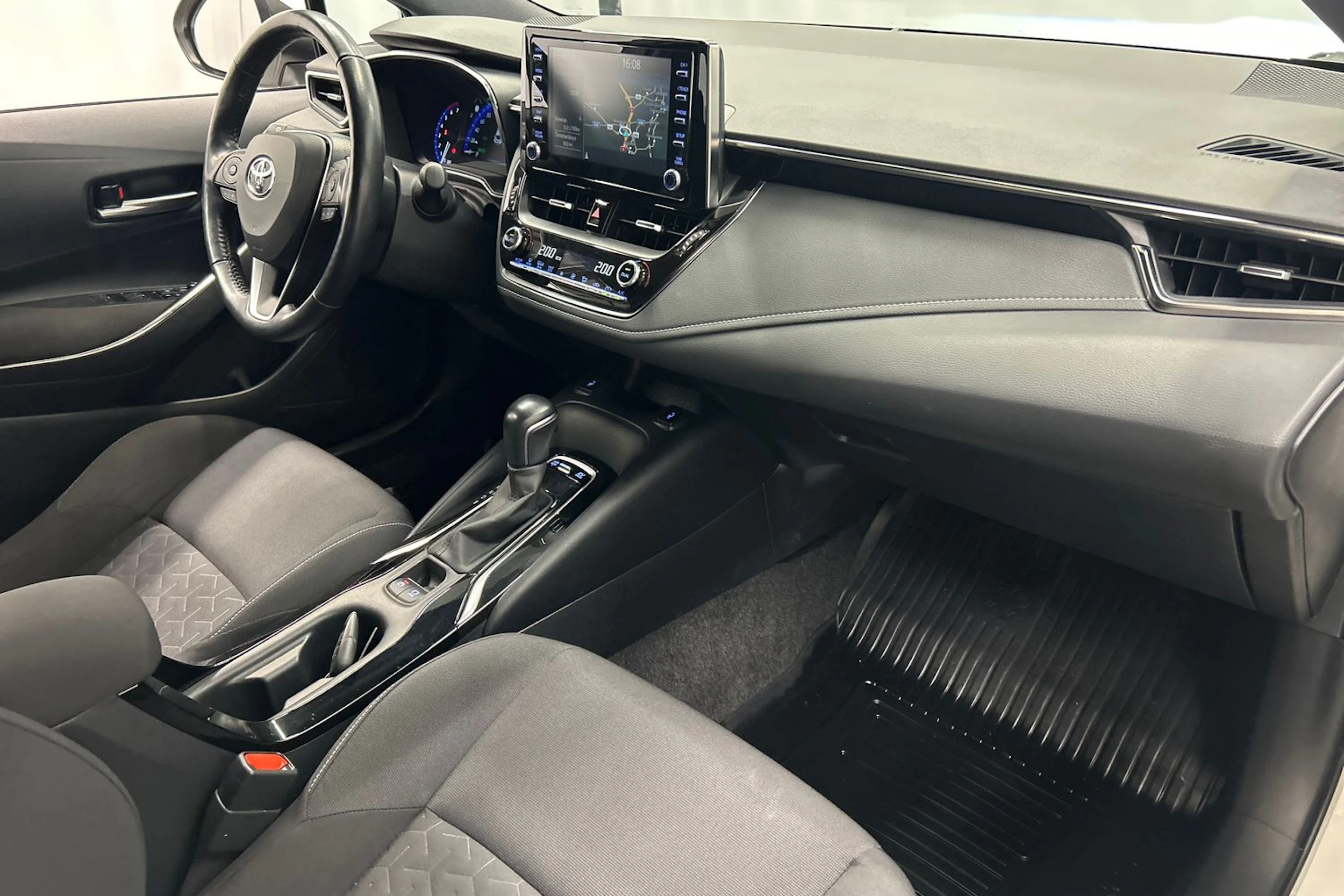 valkoinen Toyota Corolla 2021 kuva 15.