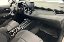 valkoinen Toyota Corolla 2021 kuva 15.