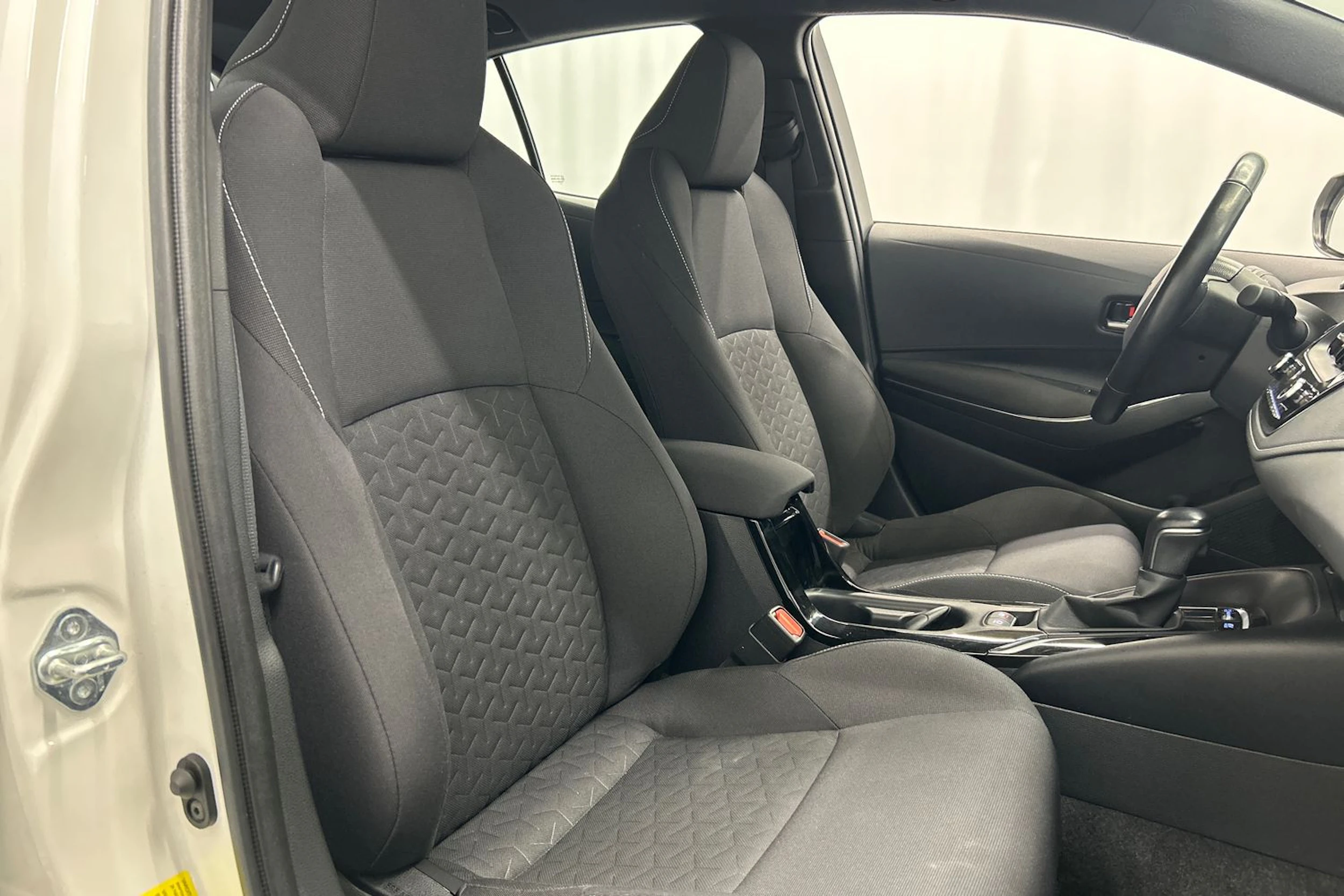 valkoinen Toyota Corolla 2021 kuva 16.